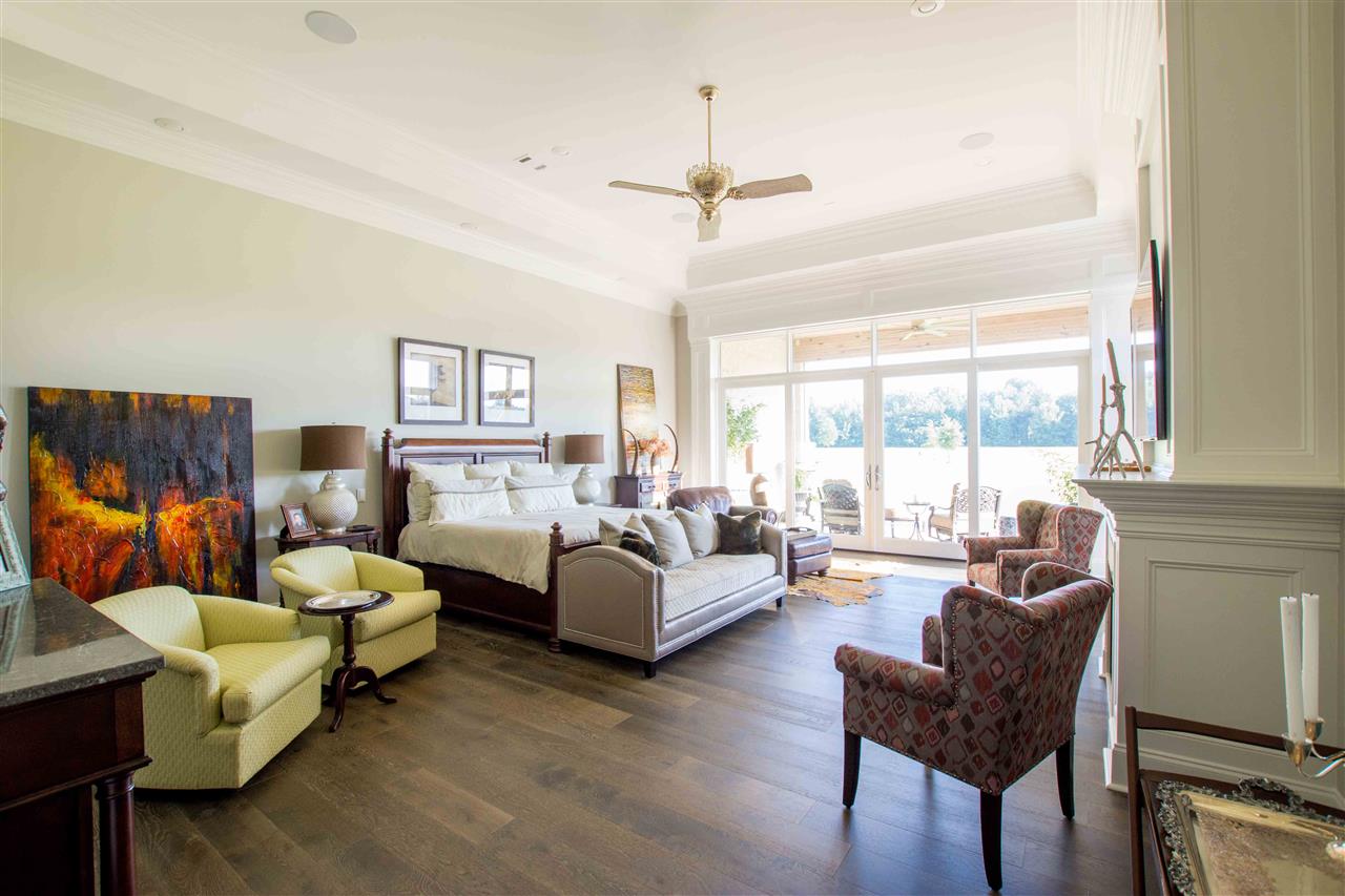 AMESLEY MANOR - Residential