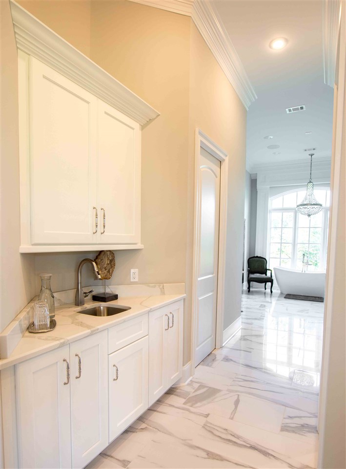 AMESLEY MANOR - Residential