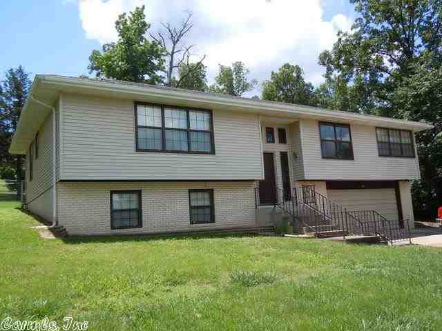 Clean, updated 3BR, 2BA Split-level home in a quiet upscale neighborhood.  Great family home, fenced backyard, close to Bull Shoals Lake, seasonal lake view.