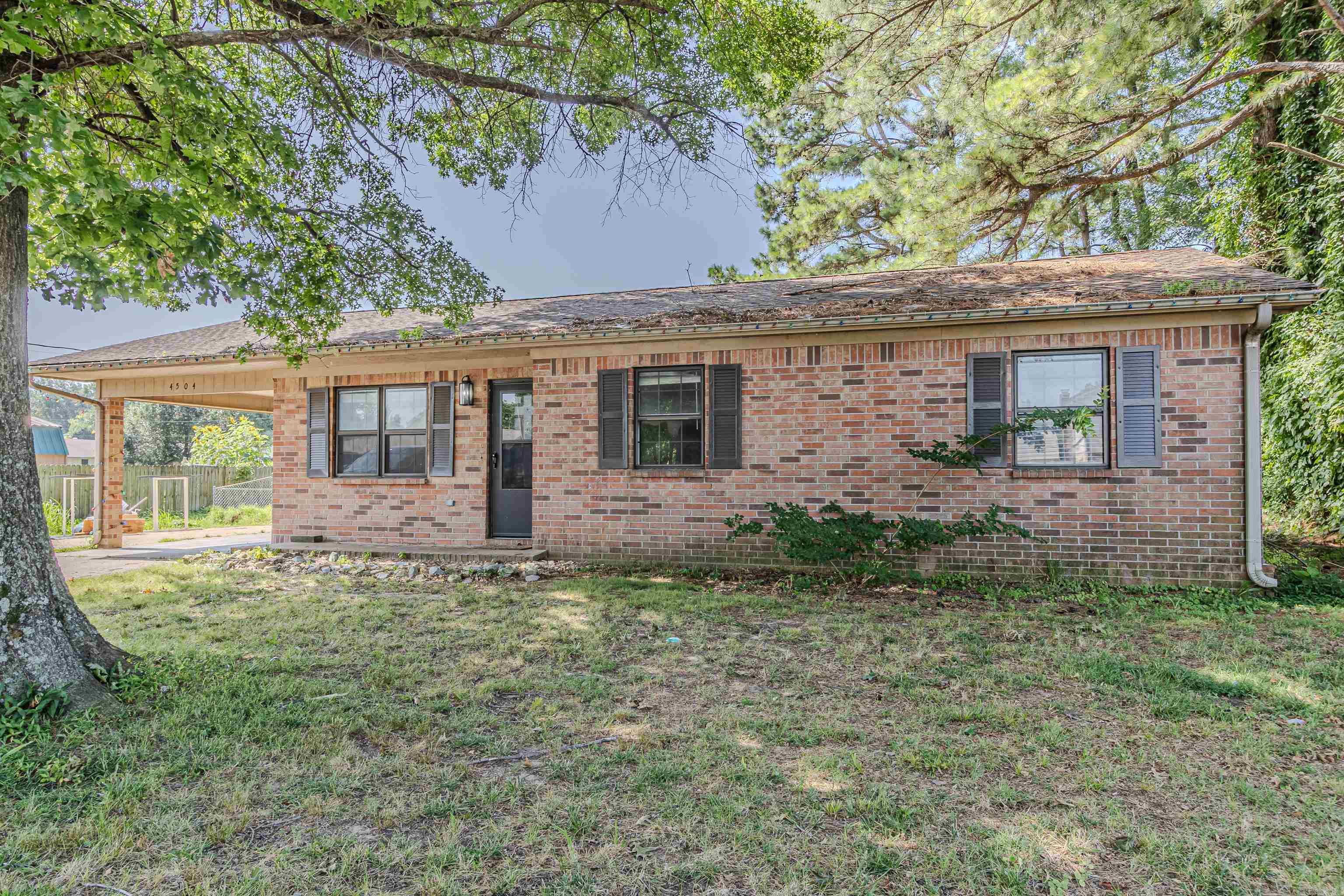 Welcome home to this 3 bedroom and 2 bath home in a well established neighborhood on the westside of Paragould with a slab foundation! Inside you will find a cozy floor plan, semi open kitchen/dining and spacious living space. Kitchen is equipped with plenty of cabinets and a breakfast bar. Outside you will find a fenced in backyard and small storage shed.