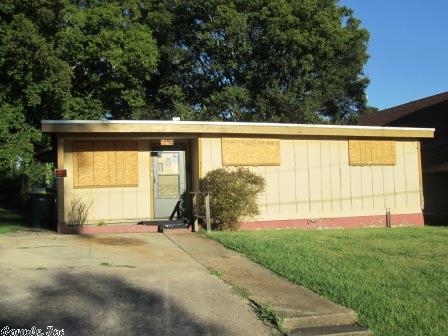 "FIXER UPPER" BEING SOLD "AS IS". SELLER WILL NOT TURN ON UTILITIES FOR AN INSPECTION. SELLER WILL NOT PROVIDE A TERMITE POLICY. SELLER WILL NOT MAKE ANY REPAIRS. HOUSE HAS GOOD POTENTIAL. 3-4 BEDROOMS WITH A GOOD SIZED DEN AREA. NOTE THE LARGE BACKYARD. EXTERIOR IS IN DECENT SHAPE. NEEDS WORK IN THE INTERIOR. AGENTS SEE REMARKS.