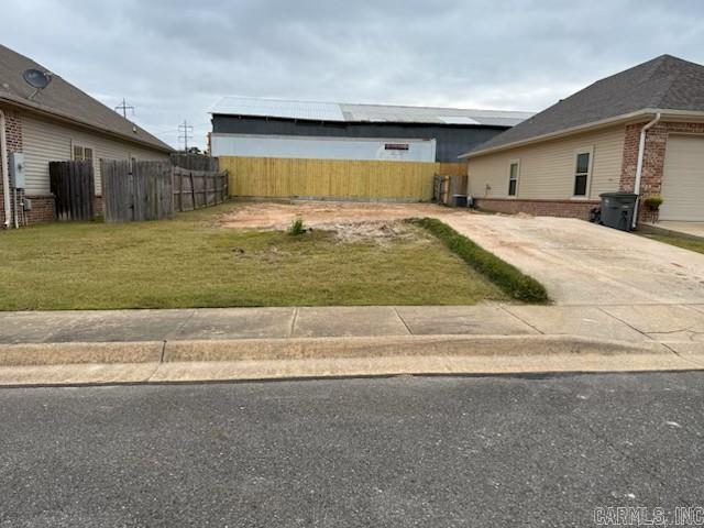Great lot right in the heart of Hot Springs.  Shopping, restaurants, Oaklawn all just minutes away.  New Construction plans are subject to POA approval.