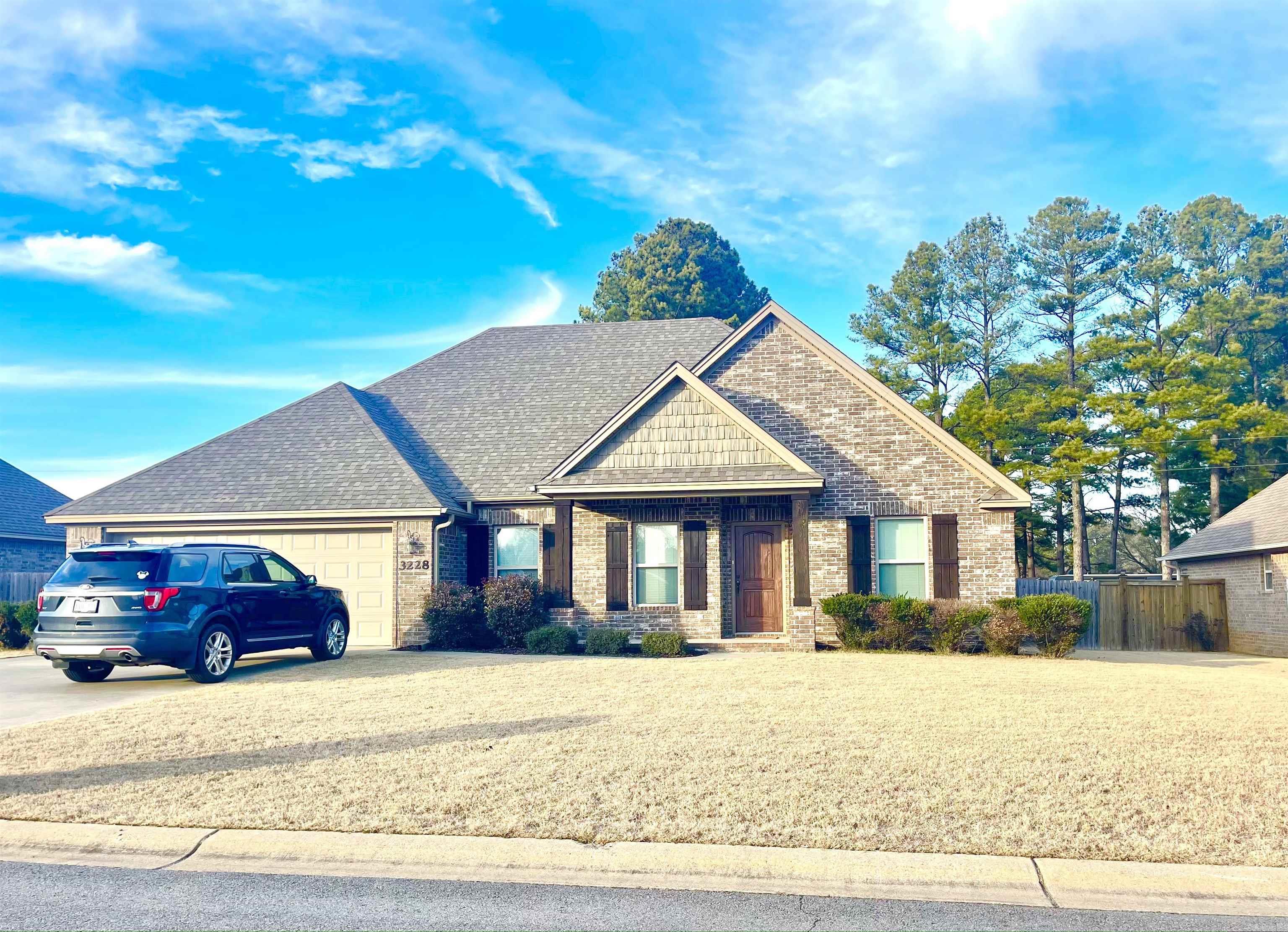 Great 3BR/2BA, split floor plan home with lots of curb appeal on the west side of Searcy.