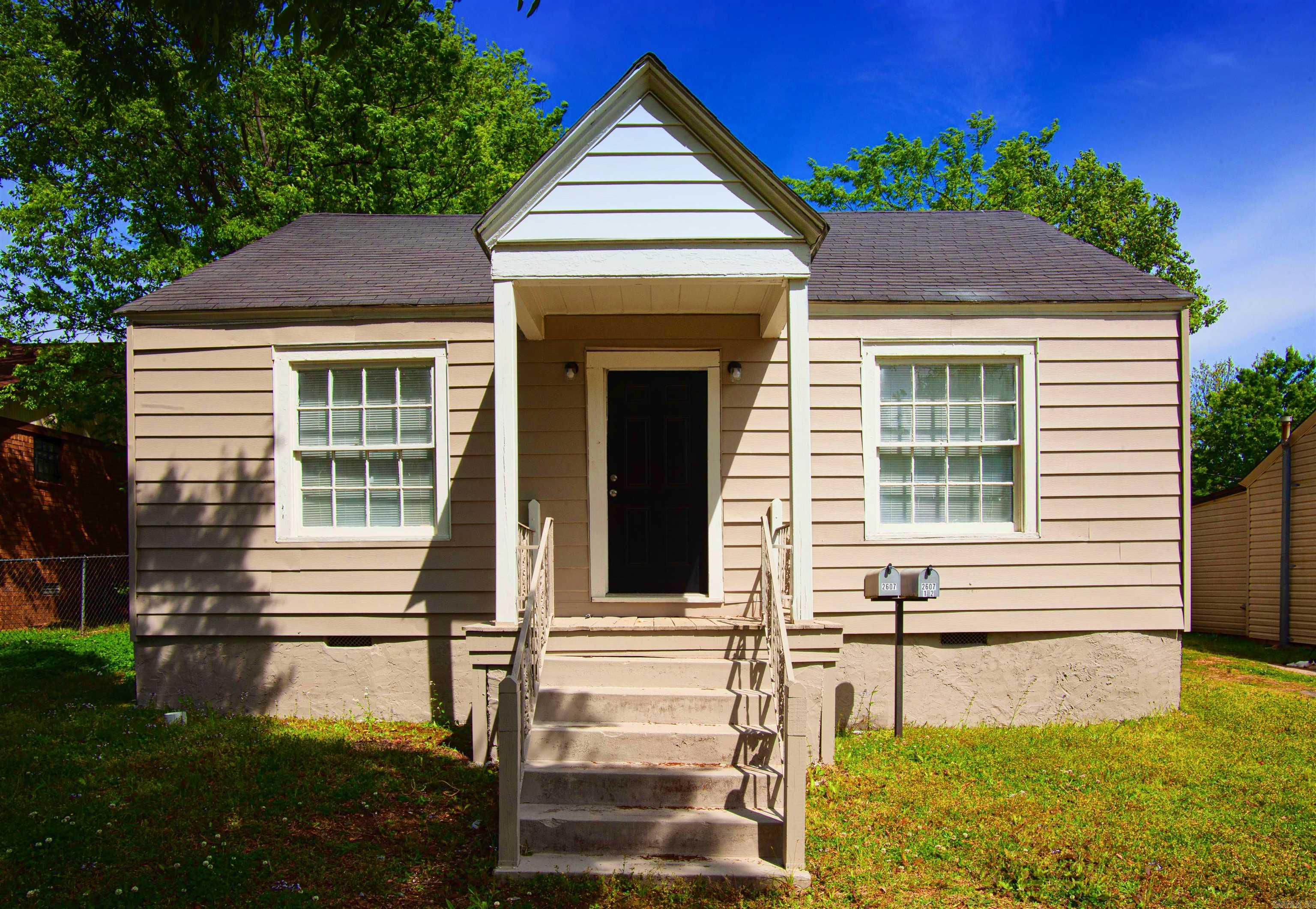 3BR home with a 1BD studio apartment in the back. Near downtown Little Rock and SOMA district. Both units are tenant occupied. 24-hour notice for showings required.  Leases in place. Monday-Friday showings only. Any offer needs to have the following verbiage included "buyer is aware there is a lease in place and agree to the lease terms".