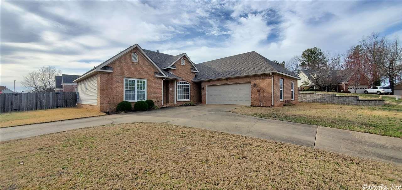 This beautiful 3 & 2.5 bath located on a large corner lot with circle drive in the Valley View School District. With lots of recent updates, this home is in pristine condition and move-in ready. Upon entry the formal dining room opens to a spacious living room with gas fireplace and built-ins. The updated, eat-in kitchen offers plenty of cabinetry, stainless appliances and quartz counter tops. Split bedroom plan.