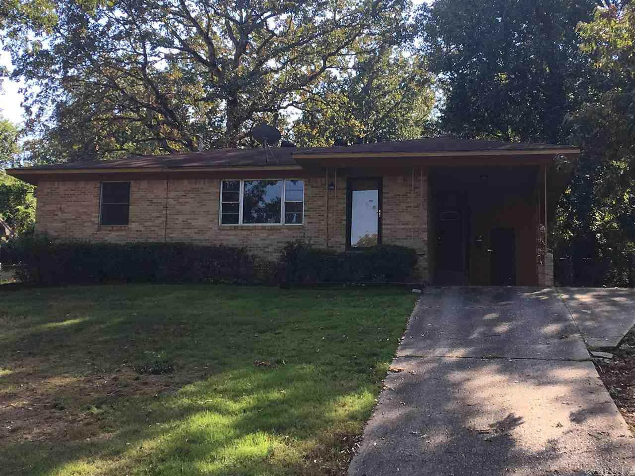 Renovated Park Hill home for rent! Cute home with 3BR/1.5BA, original hardwood floors, new tile, updates throughout, fenced-in back yard. This home is located in a wonderful historic neighborhood in North Little Rock. Park Hill is convenient to shopping, dining, entertainment, nice parks and nearby Interstate access. Downtown Little Rock is only minutes away!