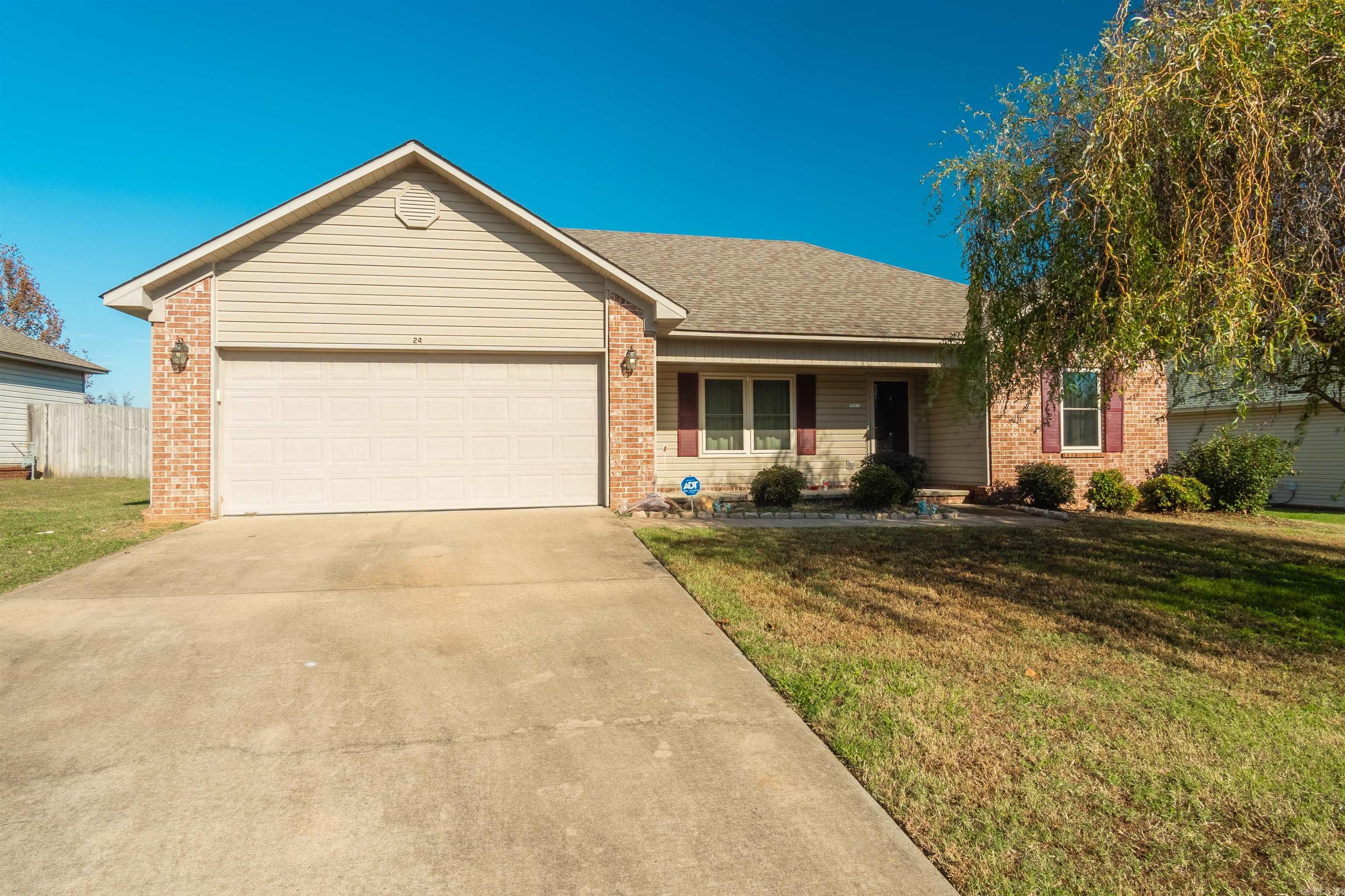 You are going to love this meticulously maintained home!! Featuring no carpet, gas fireplace, stainless steel appliances including dishwasher,  double tray ceiling in the living area, large fenced in back yard, walk in bathtub in the master, split floor plan.  Do not  miss out this home has it all!