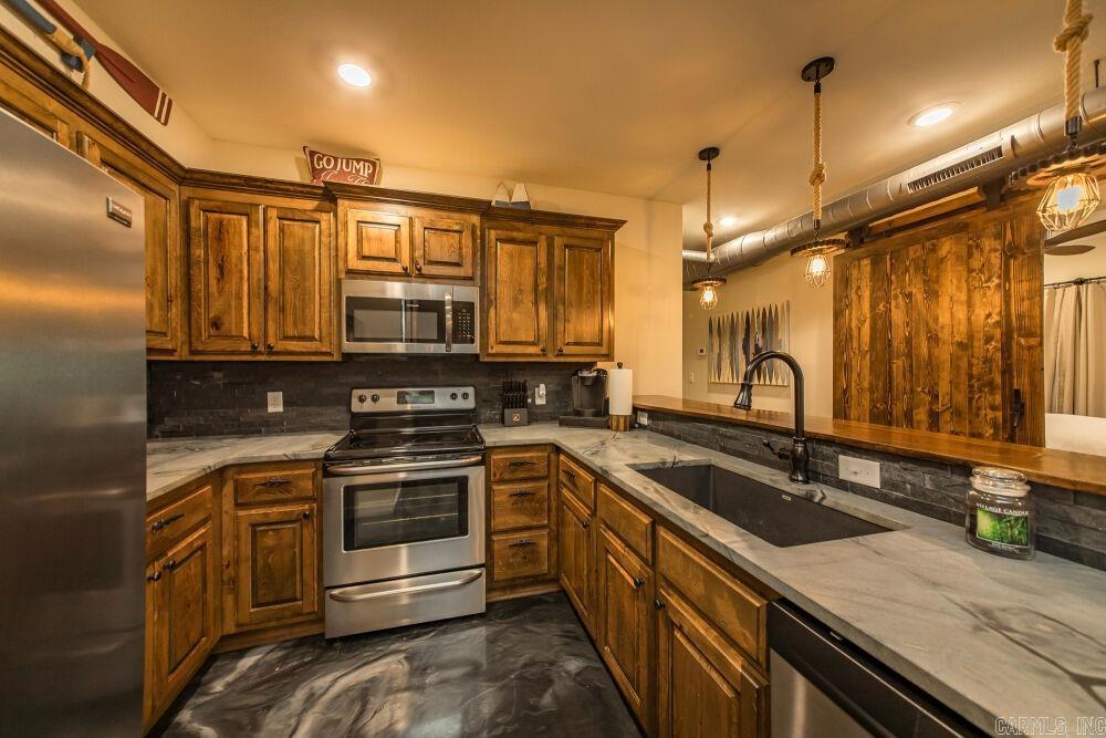 NARROWS INN AT GREERS FERRY HPR - Residential