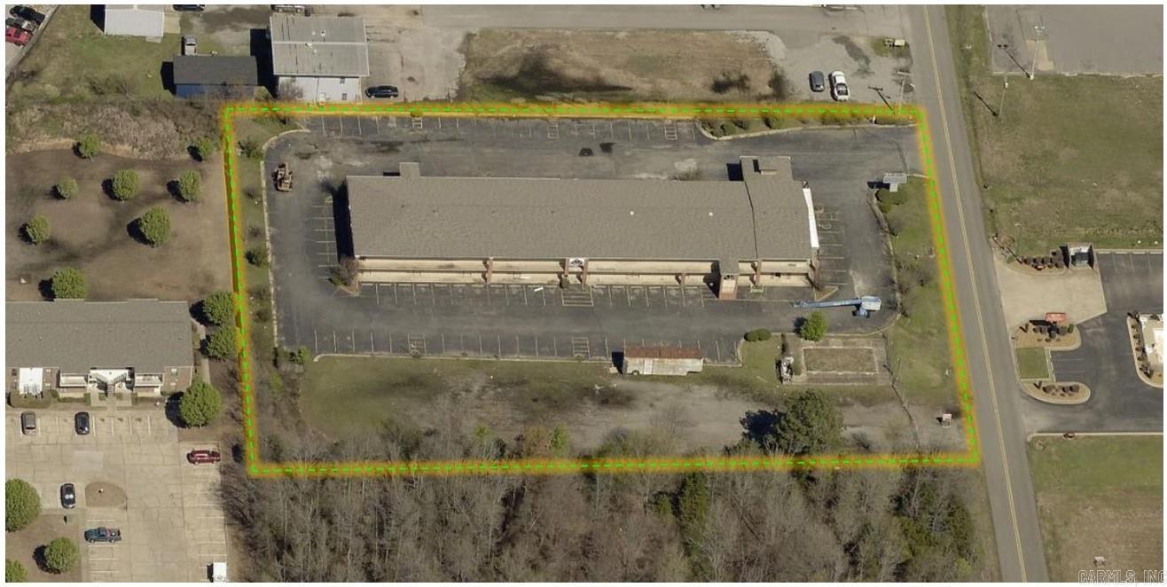 Located in a opportunity zone this Vacant Motel Shell with 64 units are ready to be reimagined. Located near Interstate 57,  white county biggest employer (Unity Health) and all major shopping this location is ready to be revamped. Motivated sellers are ready to move this property.  Break Down:16 rooms had 1 king bed 44 had 2 doubled The 4 top bays over office were living quarters Center bay staircase