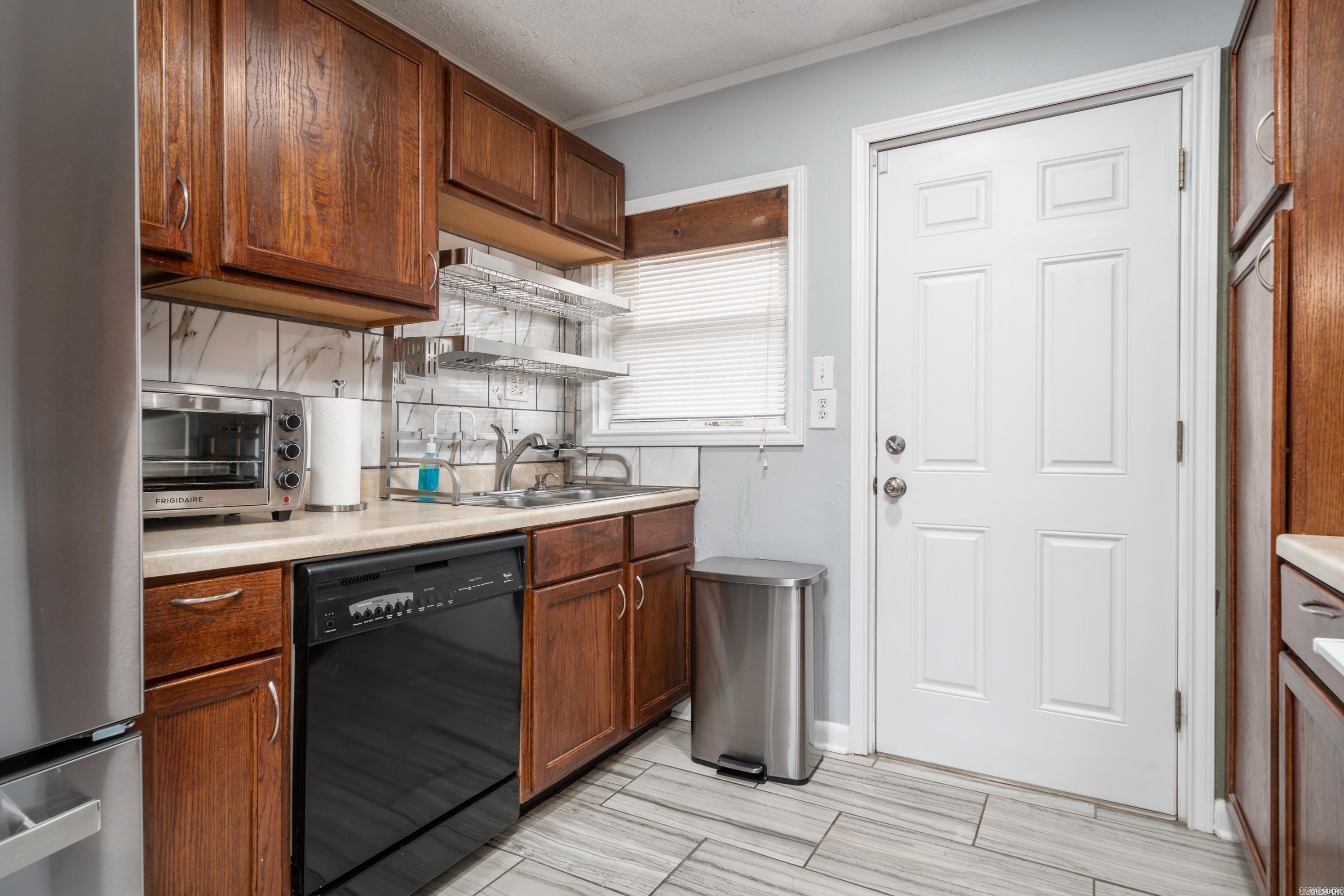 LAKEVIEW COURTS - Residential