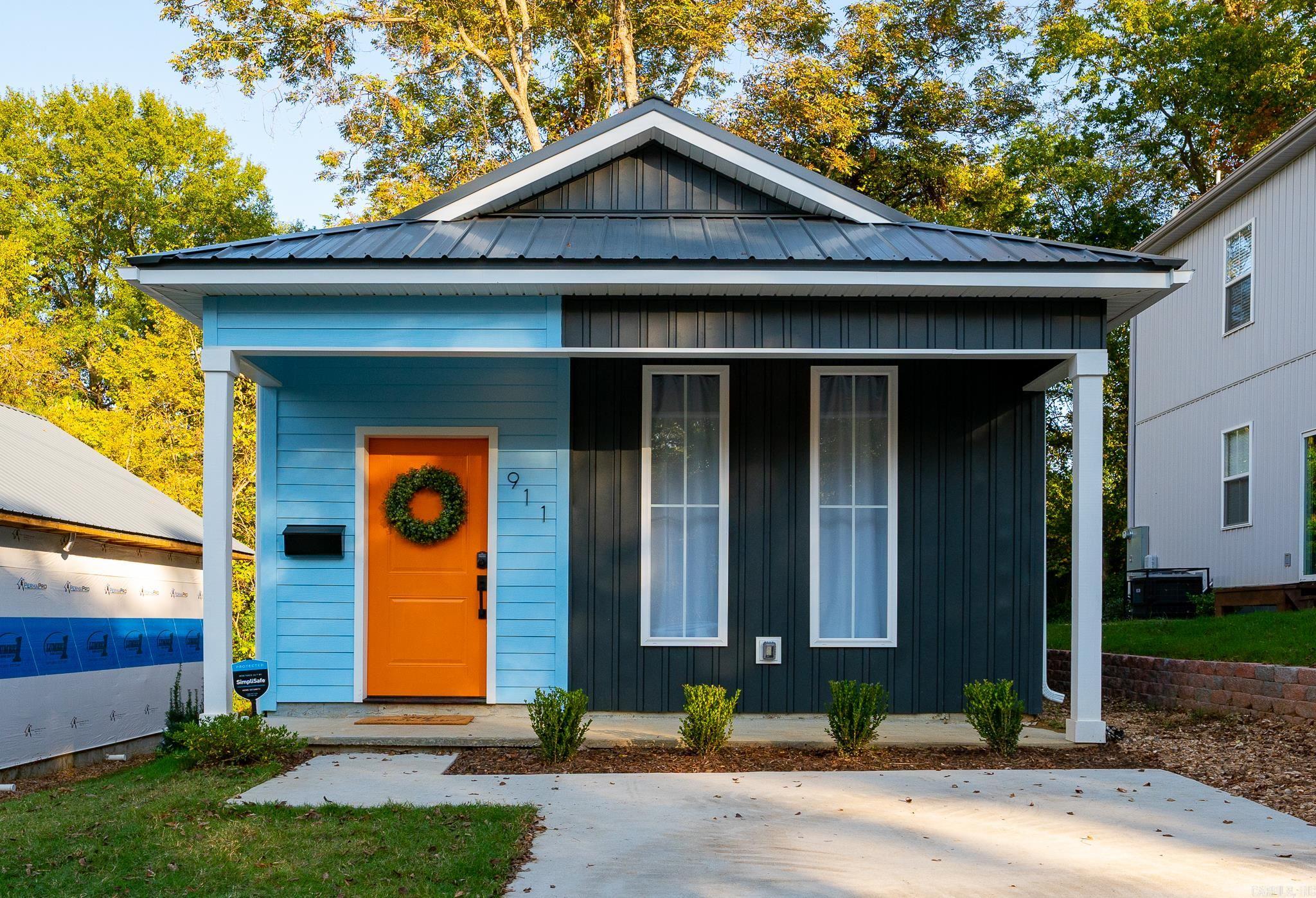 If you're looking for a comfortable, cozy, and clean Short-term rental close to downtown Little Rock, this is your place! Construction and design were completed in September of 2020 and done with travelers' needs and wants in mind. The house is just blocks away from Arkansas Children's Hospital and minutes away from tons of shopping, dining, and outdoor activities. There's easy access to many coffee shops and tourist attractions, as well as the famous River Market, Verizon Arena, War Memorial Stadium, the AR Art Museum and much more!