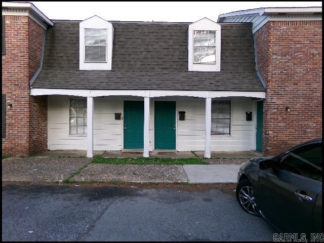 *BRISTOL MANOR TOWNHOMES* COZY TOWNHOMES IN SANTA FE PARK SUBDIVISION!! This 2 Bedroom And 1.5 Bath Unit Features Over 900 Sqft! Refrigerator, Stove, And Dishwasher In Kitchen! Luxury Plank Vinyl And Carpet Throughout! Fenced Back Patio! Lot With 1 Assigned Space For Parking! PET FRIENDLY!! AVAILABLE NOW!!!<a href='https://raineyrealty.com/virtualtour.php?r=2zuCTt'> Click here for a 360° Virtual Tour</a>