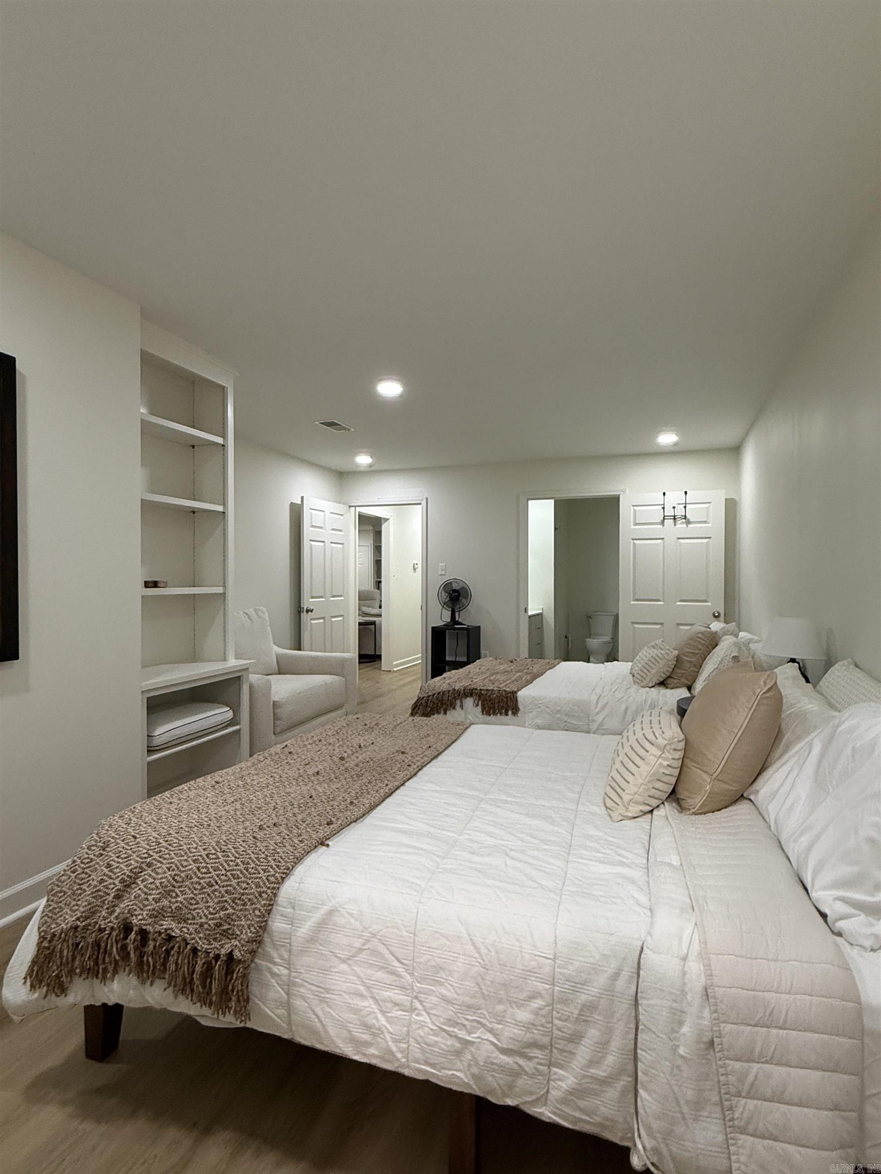 RIVER OAKS TRACE - Residential