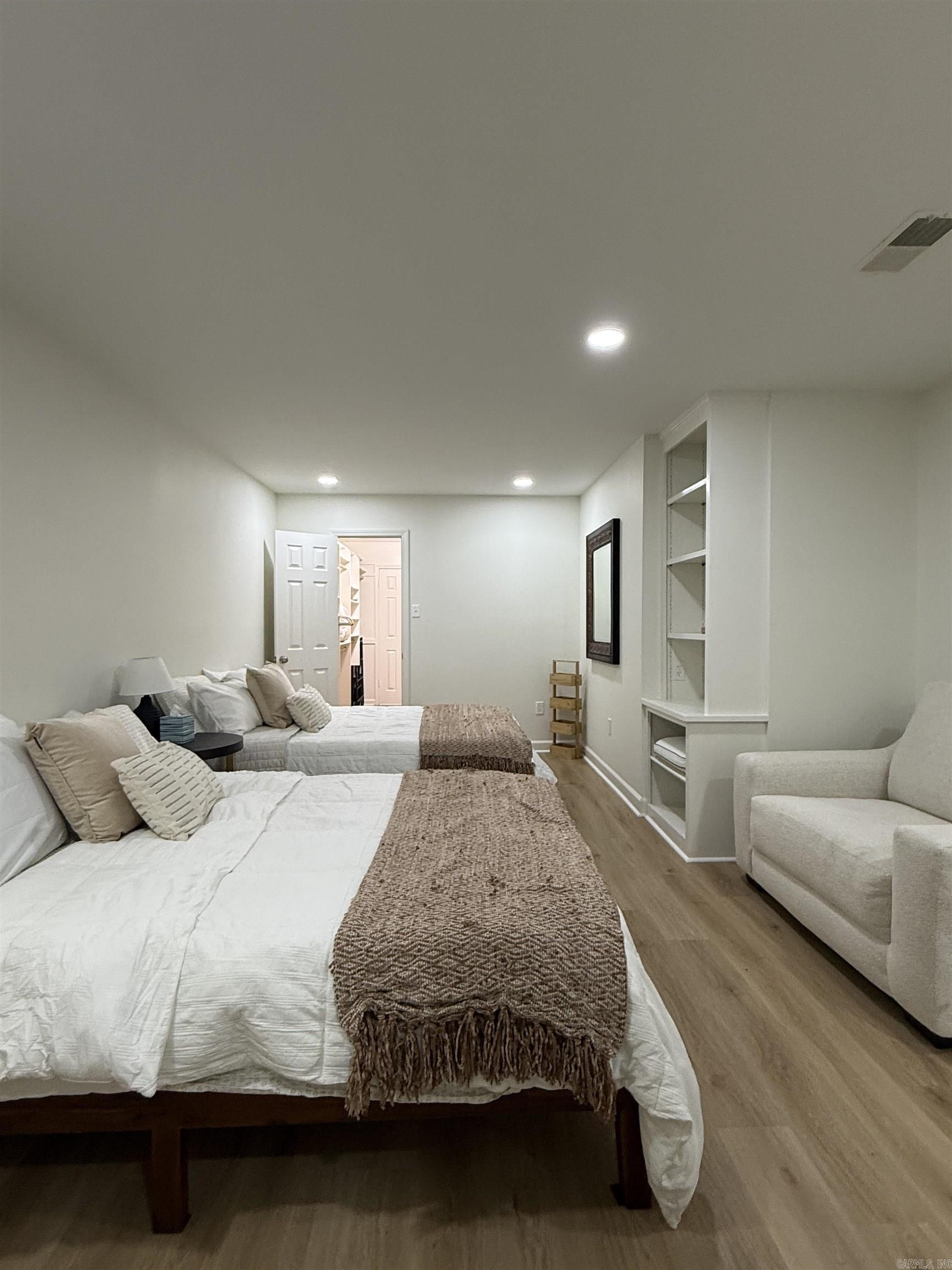 RIVER OAKS TRACE - Residential