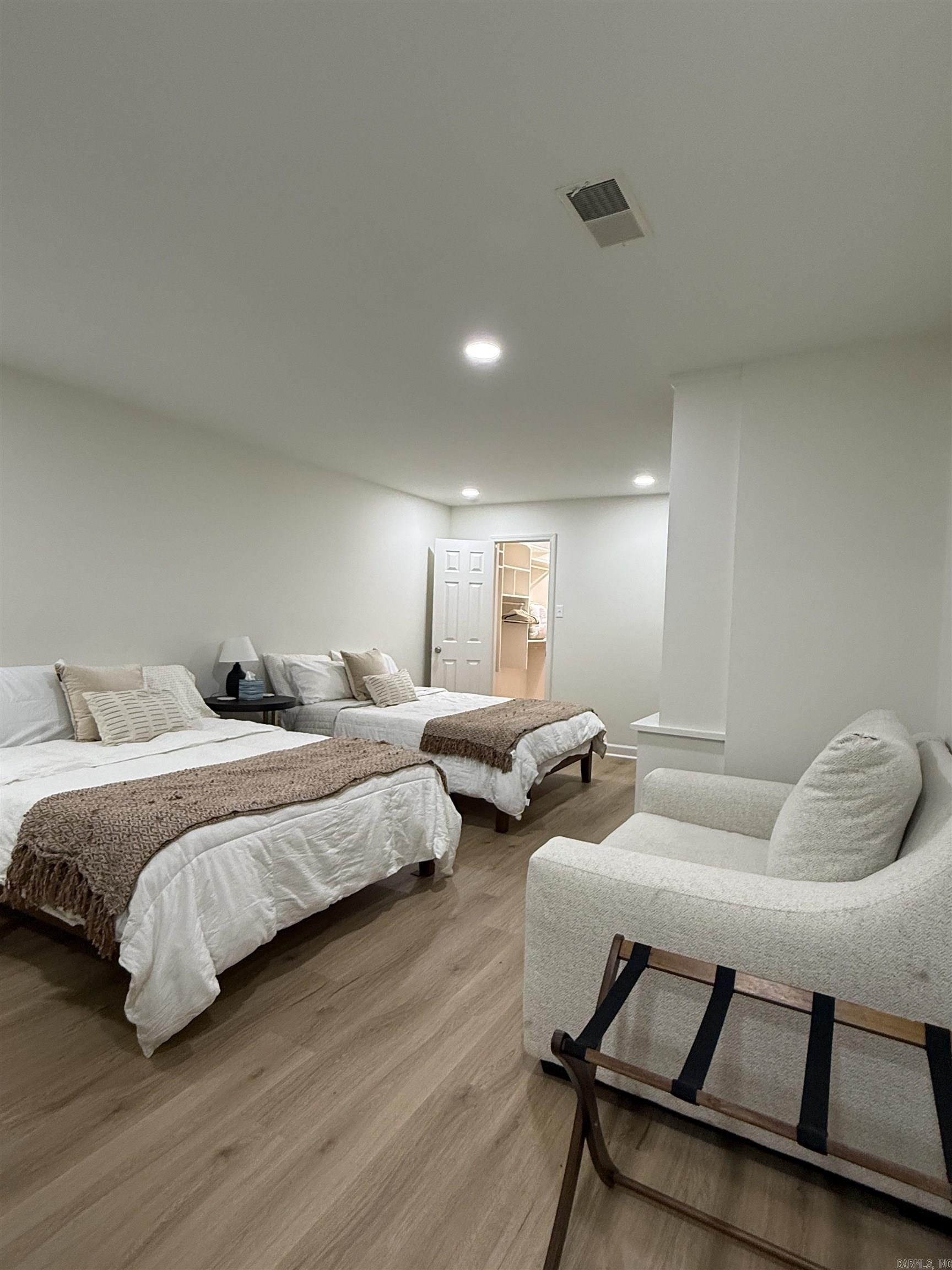 RIVER OAKS TRACE - Residential