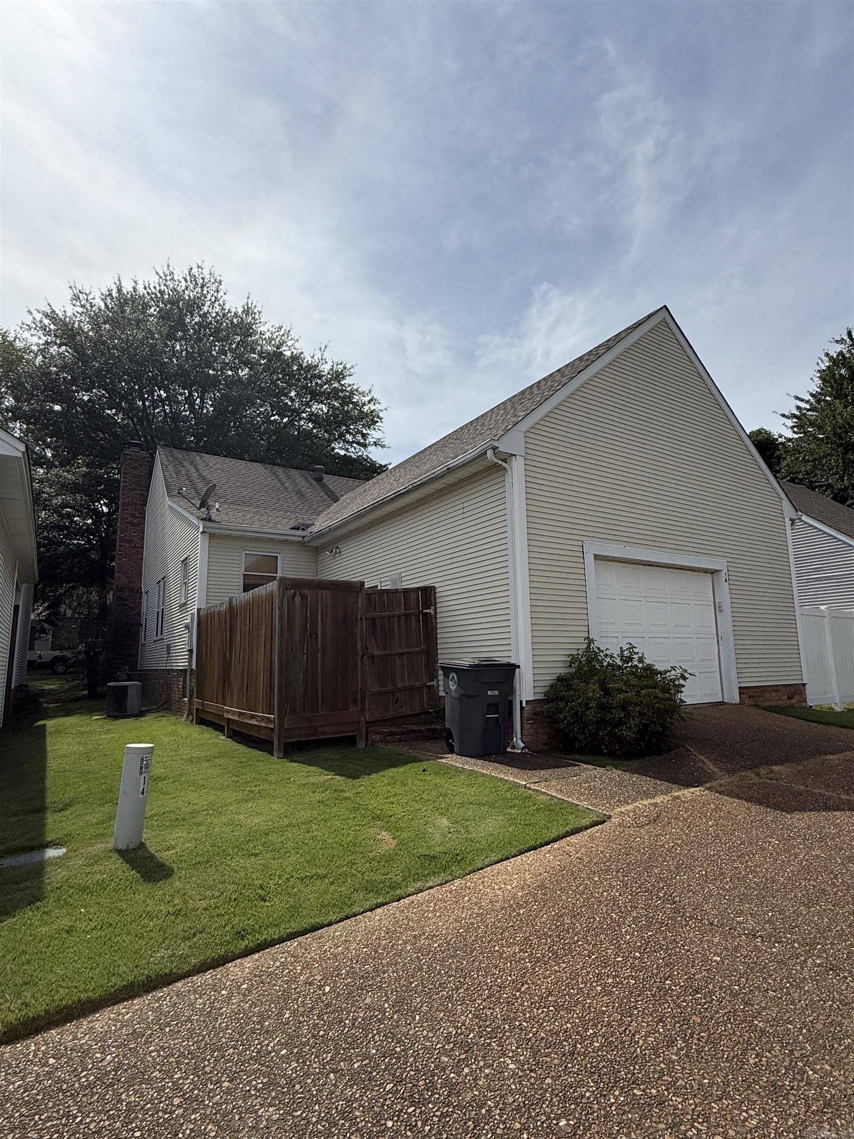 RIVER OAKS TRACE - Residential
