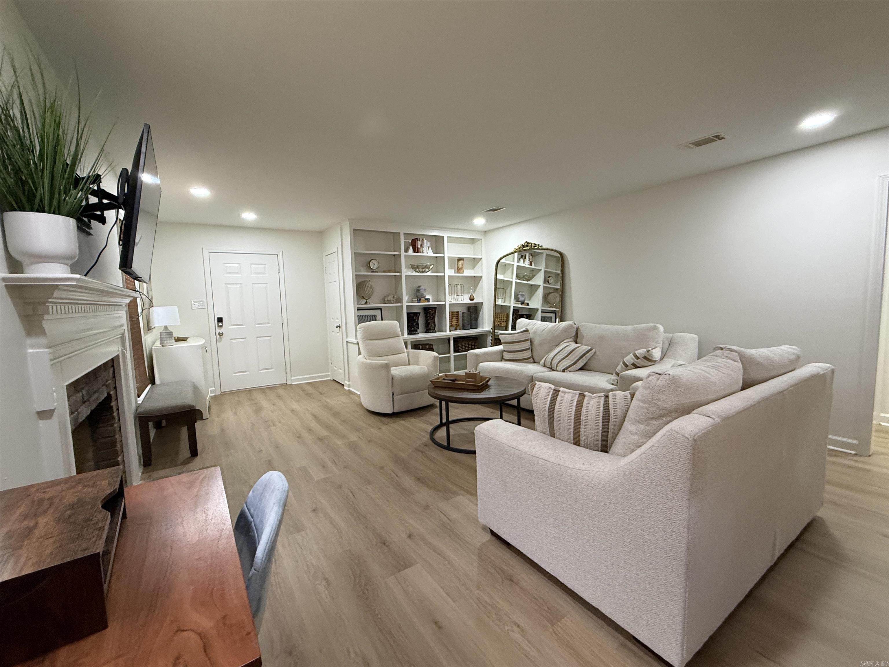 RIVER OAKS TRACE - Residential