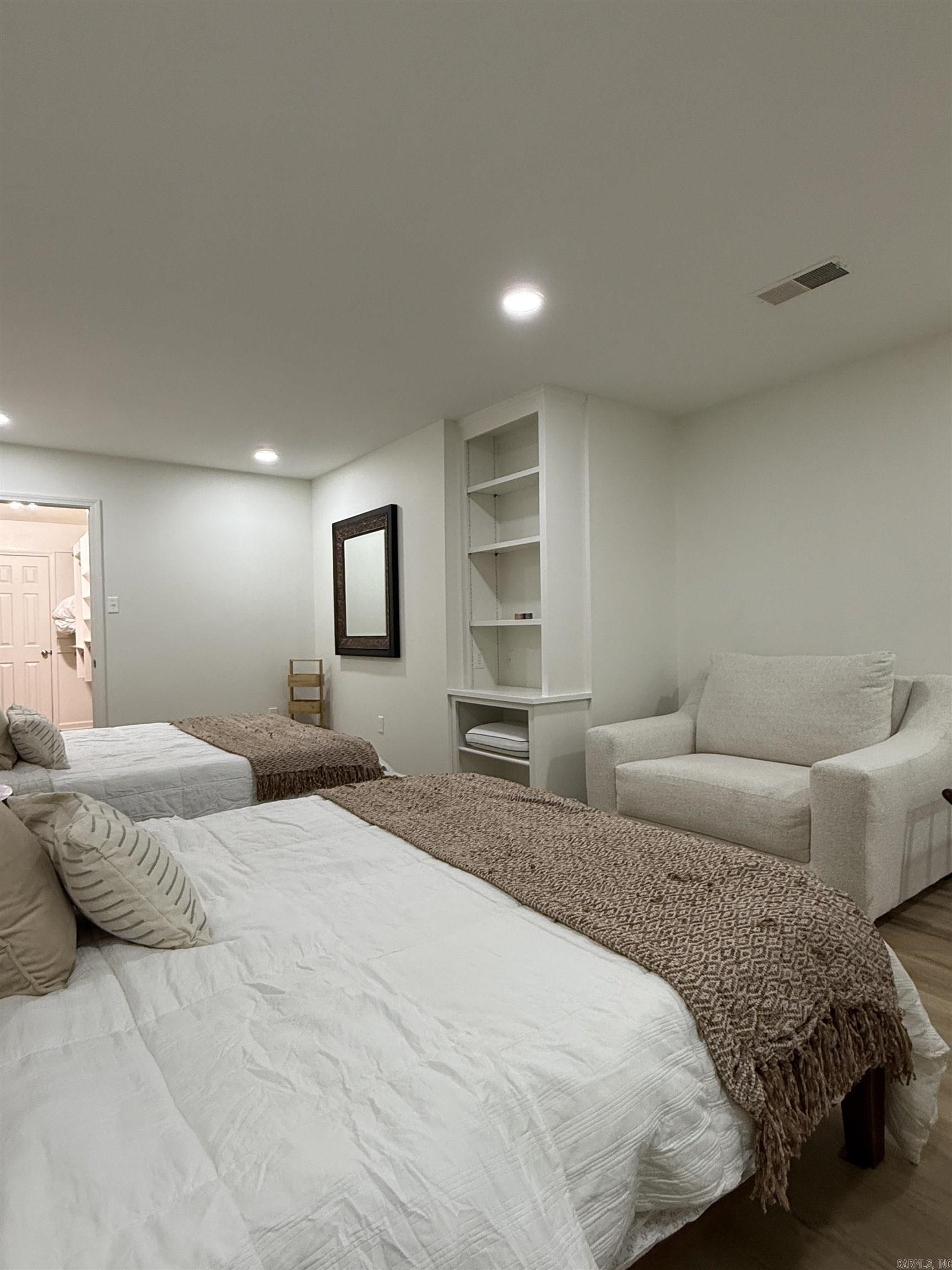 RIVER OAKS TRACE - Residential