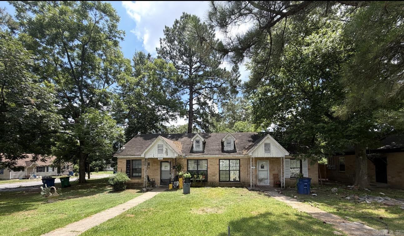 Income producing duplex with two units, each featuring 2 bedrooms and 1 bath. Currently fully occupied, with each unit bringing in $900/month ($1800/month total. Great opportunity for an investor. Showings require a 24 hour notice.