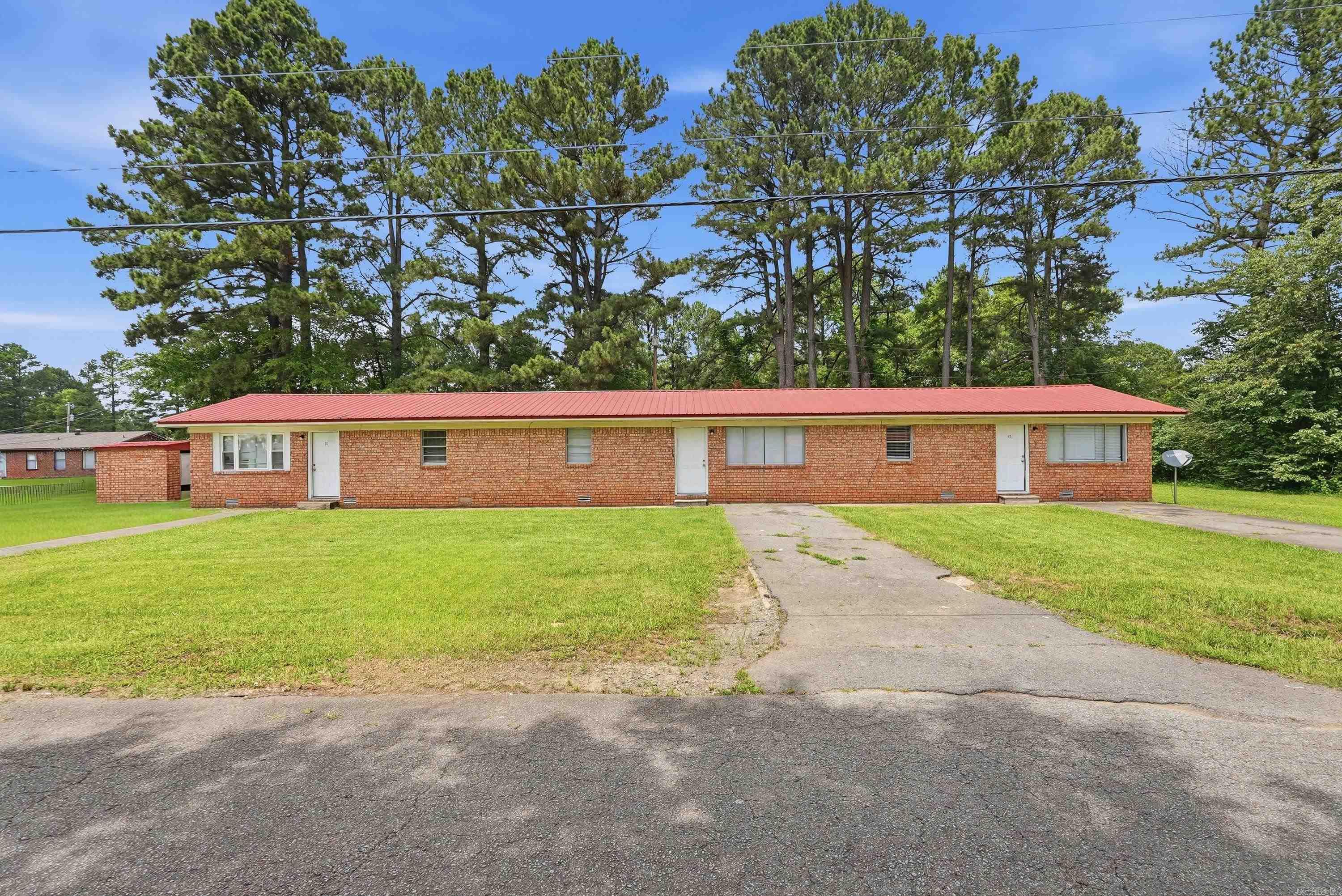 Three-unit income property in Conway with all units currently occupied at $750/month, generating $2,250 in gross monthly income. Each unit features 2 bedrooms and 1 bathroom across 736 square feet. Priced at $235,000 — just over $78,000 per unit — this is a straightforward multifamily opportunity in one of Arkansas's fastest-growing cities.