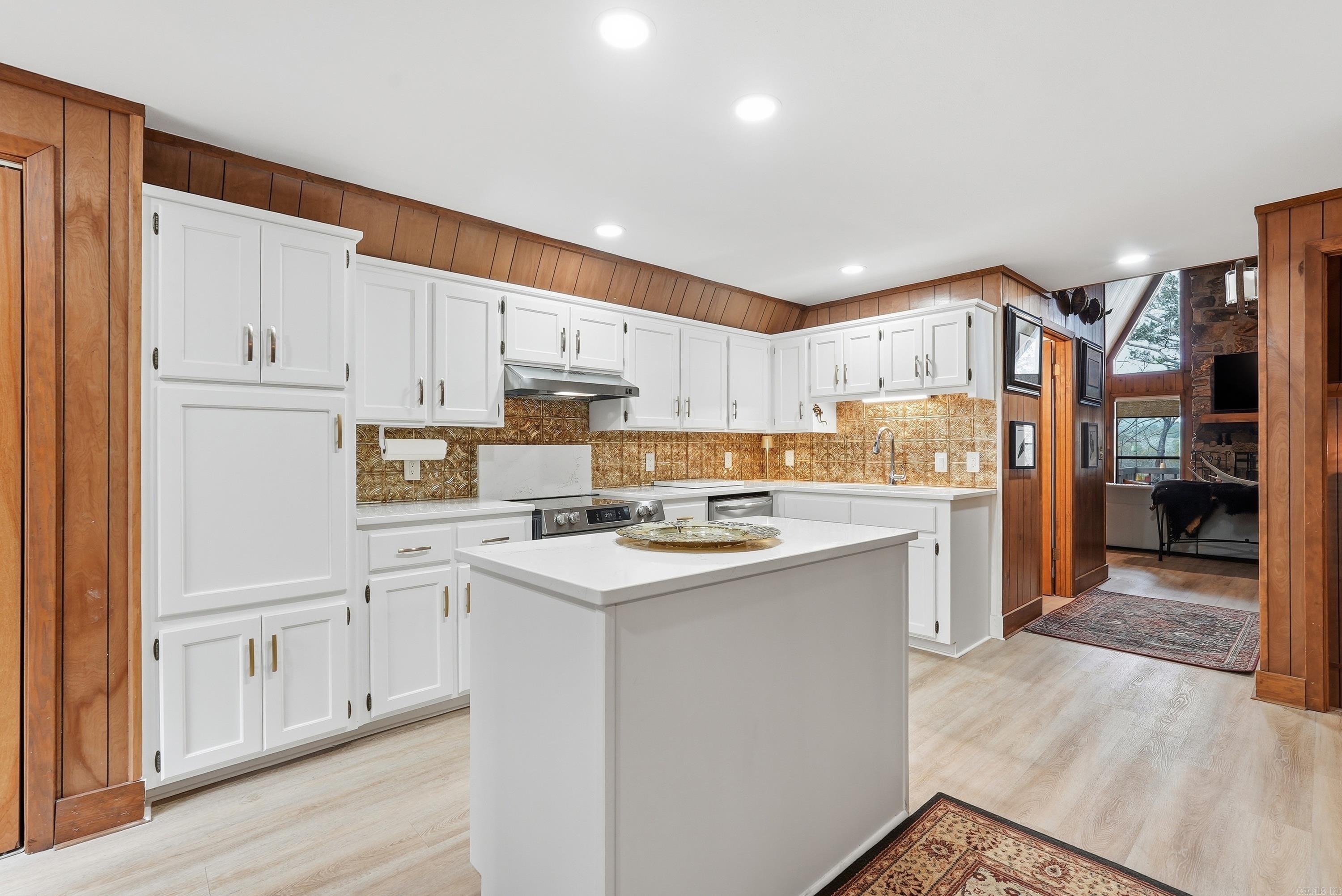 SKYPOINT ESTATES - LAKE - Residential