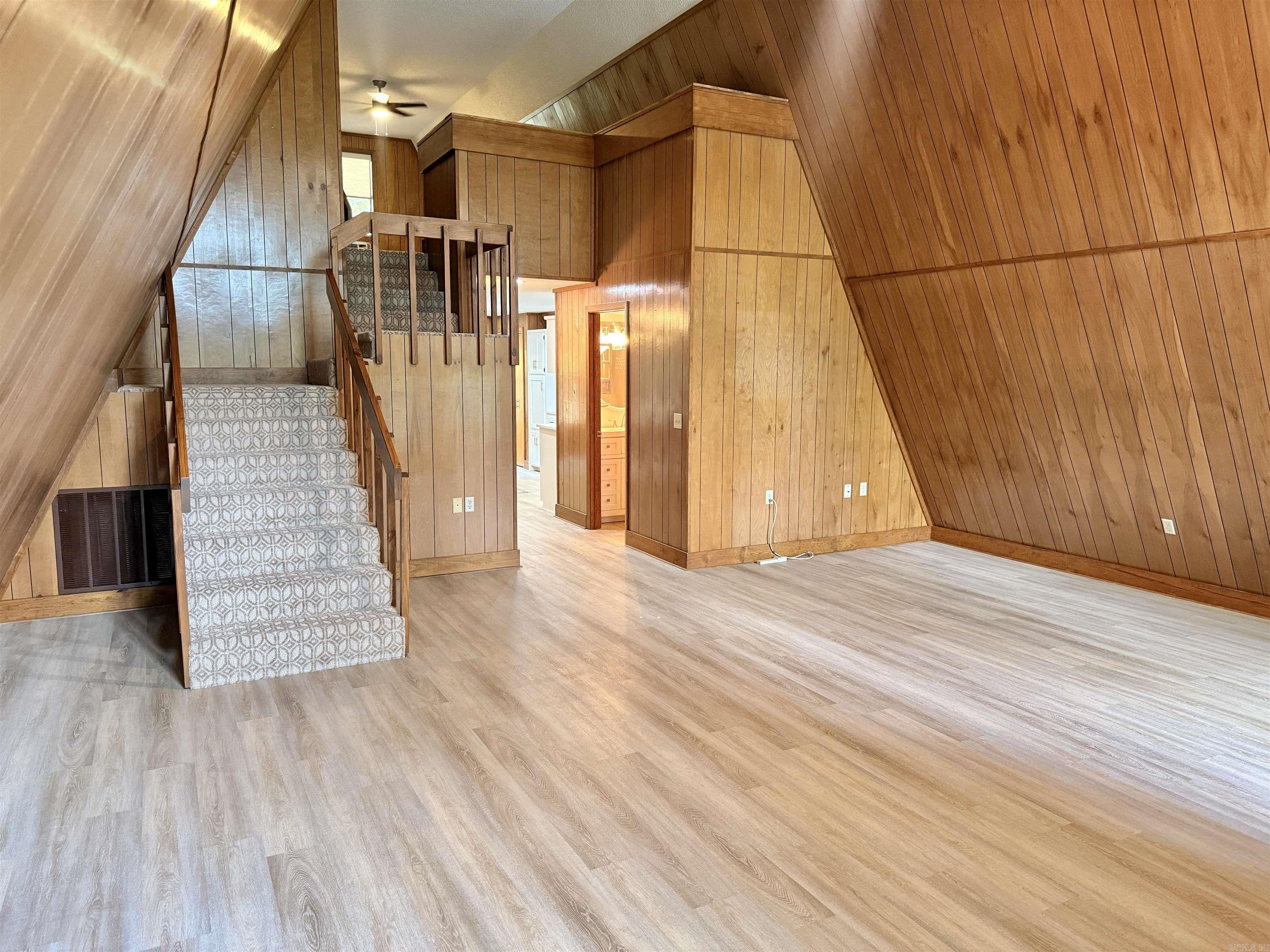 SKYPOINT ESTATES - LAKE - Residential