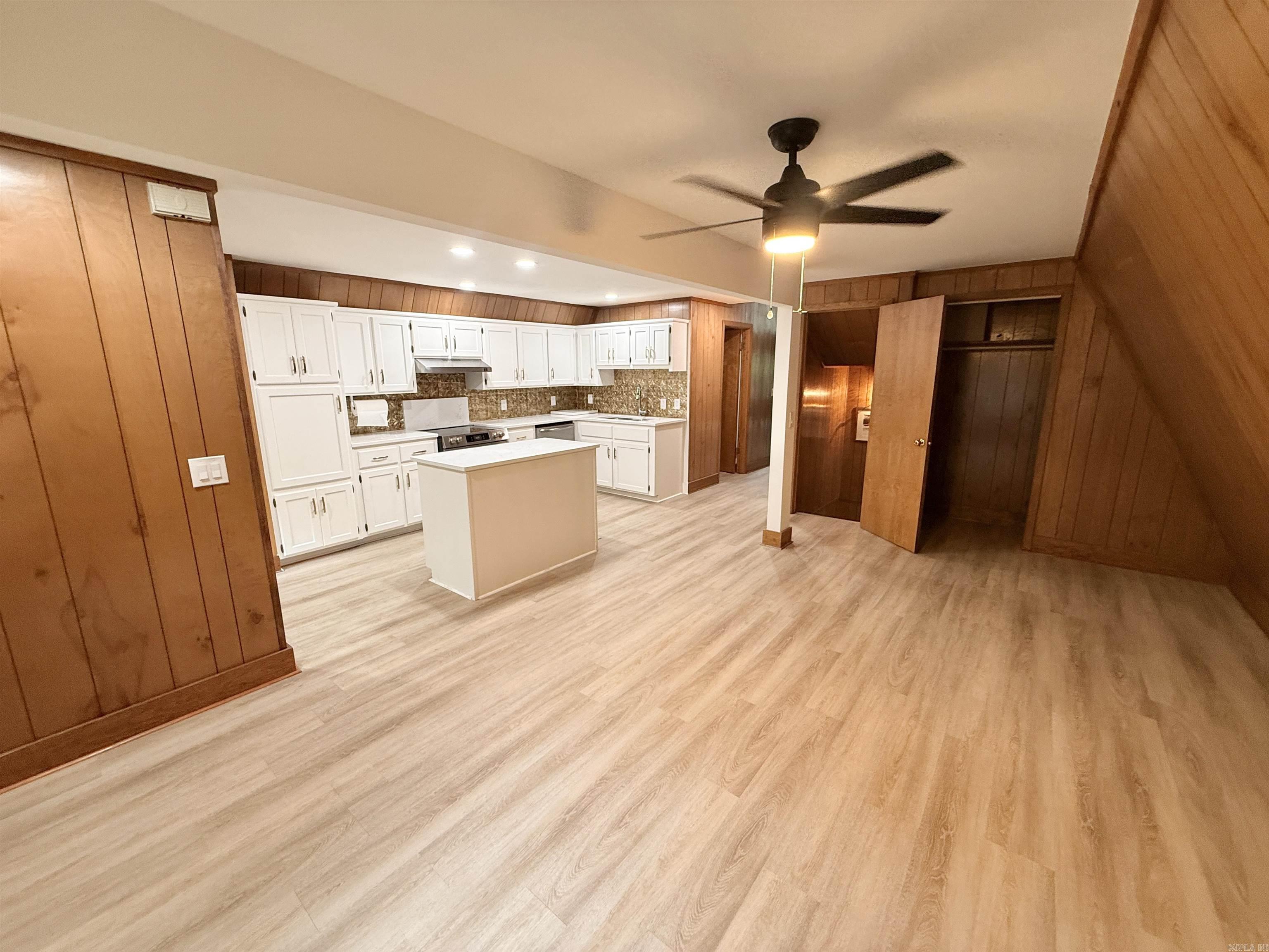 SKYPOINT ESTATES - LAKE - Residential