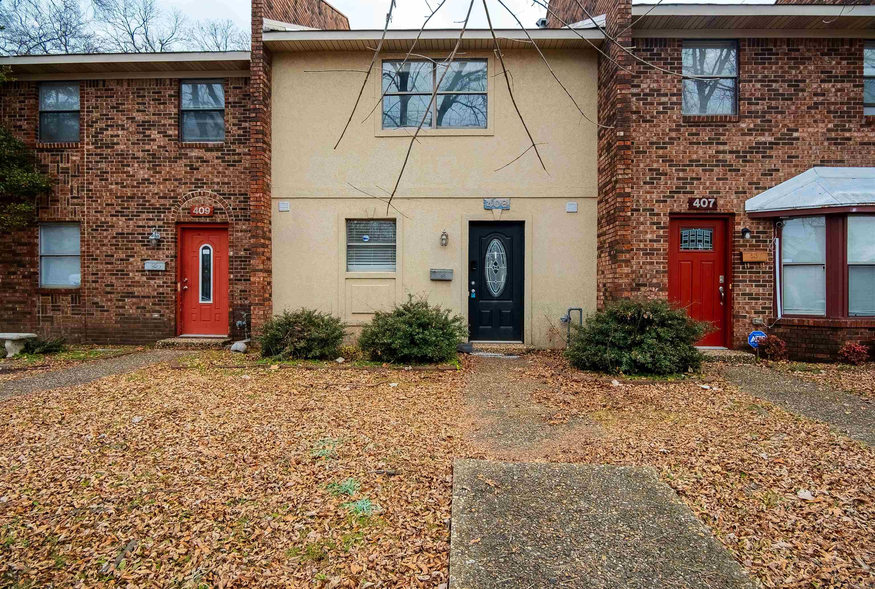 This spacious 2 bed 2 bath townhome is perfectly located in the heart of the Argenta. With almost 1400 sq ft, the rooms are extra large for downtown and plenty of private parking! Completely updated! Centrally located between Dickey Stephens Park, the business district and downtown area. Walk to your favorite restaurant, coffee shop, or brewery. You will enjoy quick commutes and plentiful surrounding entertainment. Call to see it today!