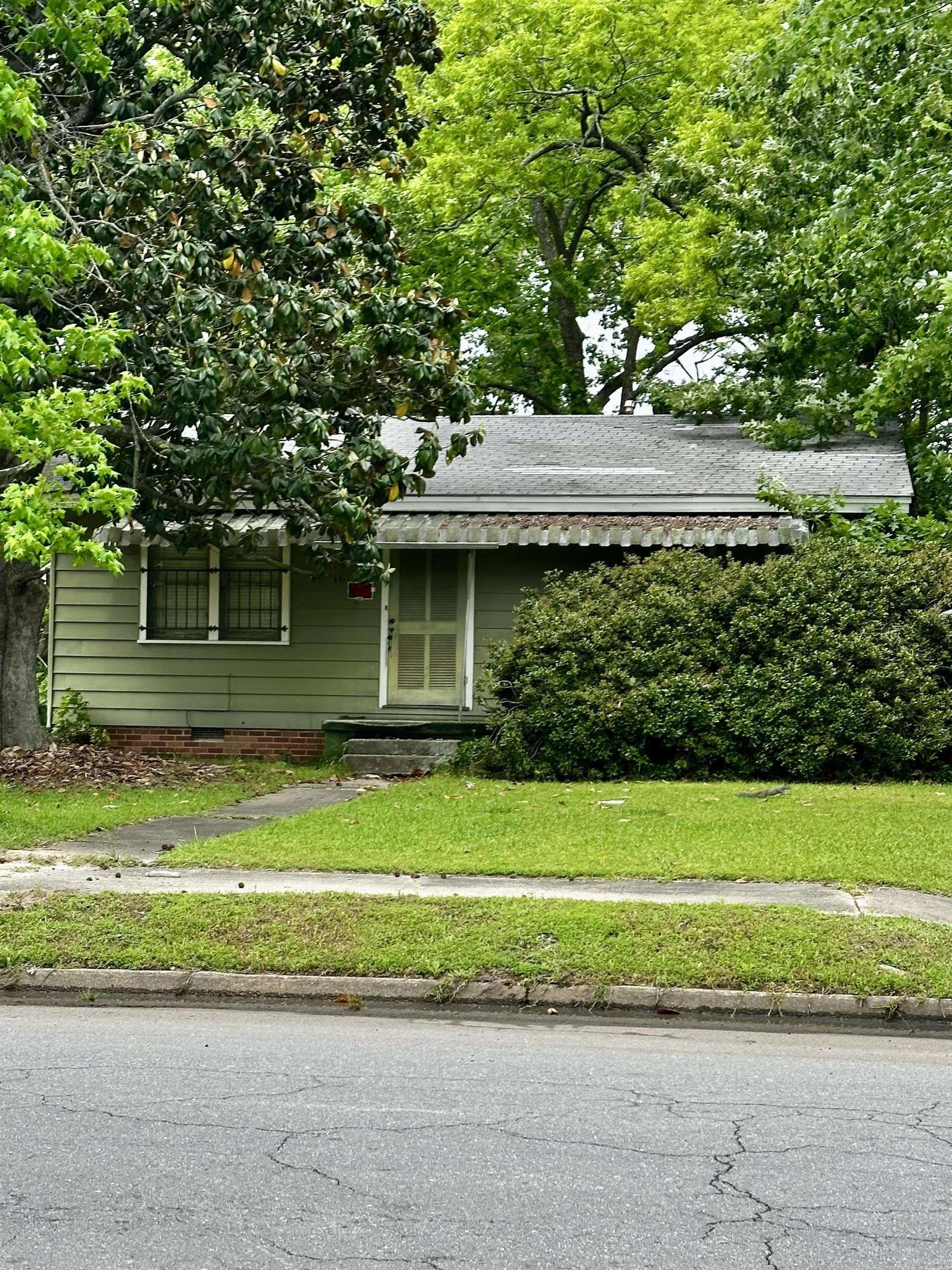 Investment Opportunity!! AS-IS Home. 2 bedrooms and 1 bath.