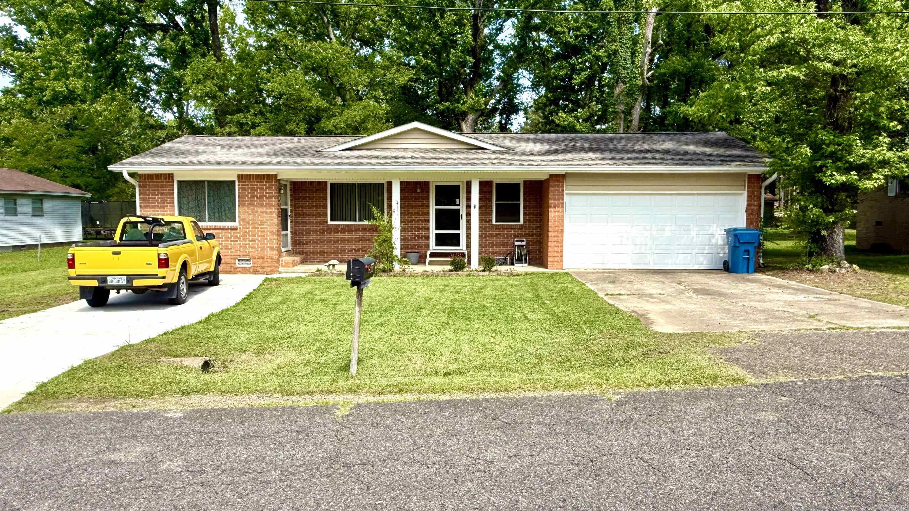 Quiet setting and room to spread out! This charming 3-bedroom, 1.5-bath brick and vinyl home sits on approximately .30 acres and offers 1,314 SF of comfortable living space. Inside you’ll find both a living room and separate den, giving you flexible options for entertaining, relaxing, a home office, or extra living space. Two driveways provide added convenience with plenty of parking for guests or multiple vehicles. Seller is also offering $7,500 in concessions that can be used toward closing costs or buyer updates, giving buyers a great opportunity to add personal touches and make it their own. Great opportunity in Malvern—schedule your showing today!