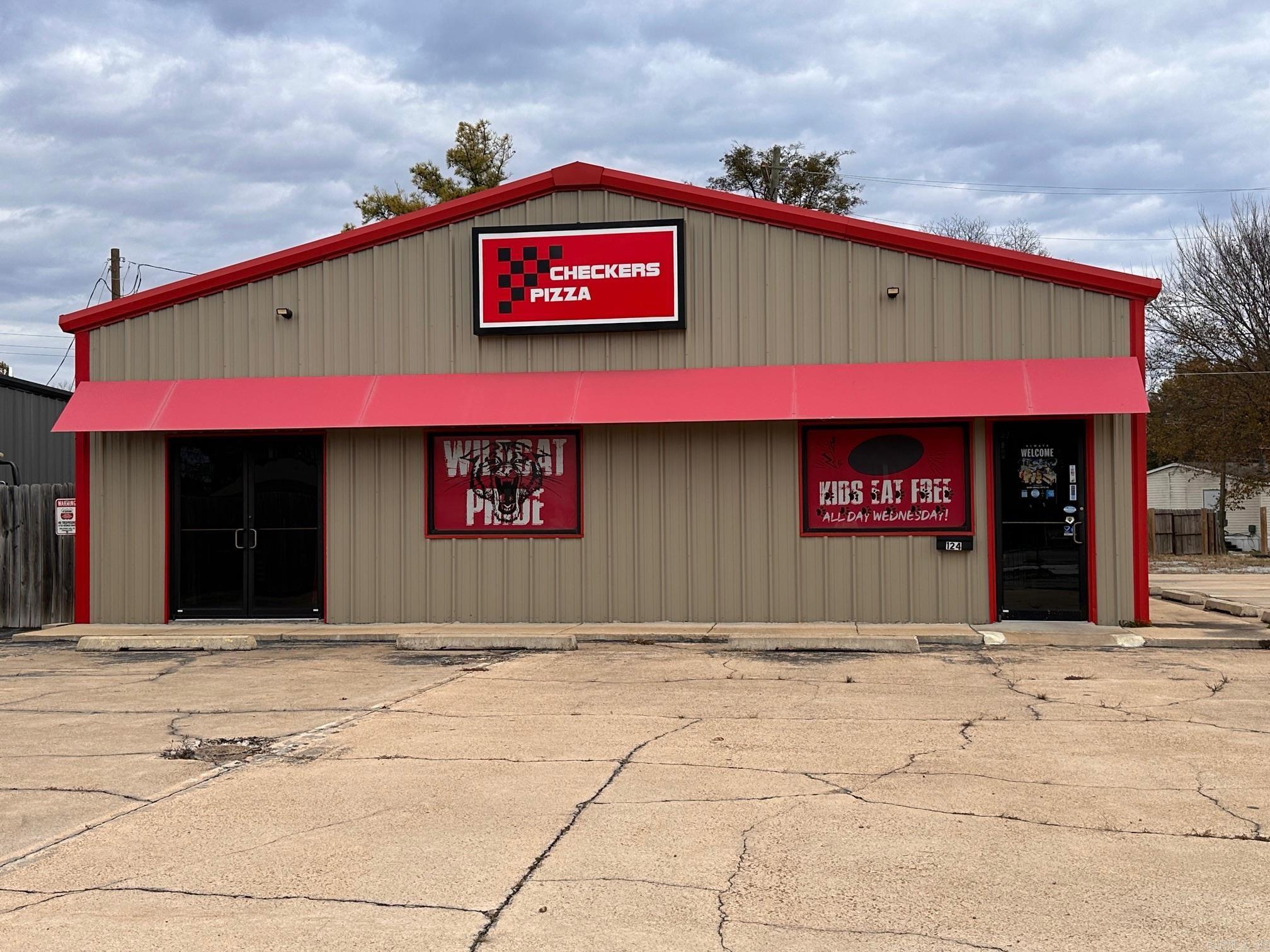A one of a kind business opportunity in Trumann. This building is on the main road,  like new and would make a great turn-key restaurant or it could be used for any type of business. It offers ample amount of parking, indoor space for all kinds of use, 2 bathrooms, a wood privacy fence and a storage building in back. You will find a tankless water heater, central heat and air, concrete floors and it is wired for security.  This space is clean and ready to go while offering tables, chairs, 2 ovens, salad bar, heating racks, mixer, 2 sinks, plates, cutlery, napkin dispensers and pizzas warming bags.