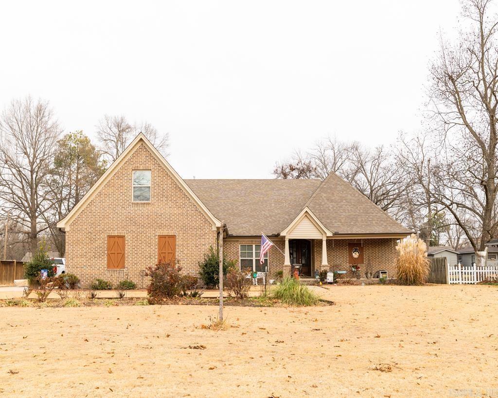 BEAUTIFUL 4 BEDROOM 2 BATH HOME IS SITUATED IN A HIGHLY SOUGHT AFTER NEIGHBORHOOD .