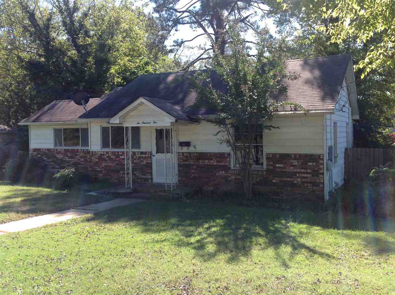 Family Home with easy access to Everything Benton has to offer - This is a 3 bedroom 1 1/2 Bath home ready for Your Family. Has 2 bedrooms and large living area upstairs, and a bedroom with half bath, and lots of storage downstairs. Come see this home today!!!