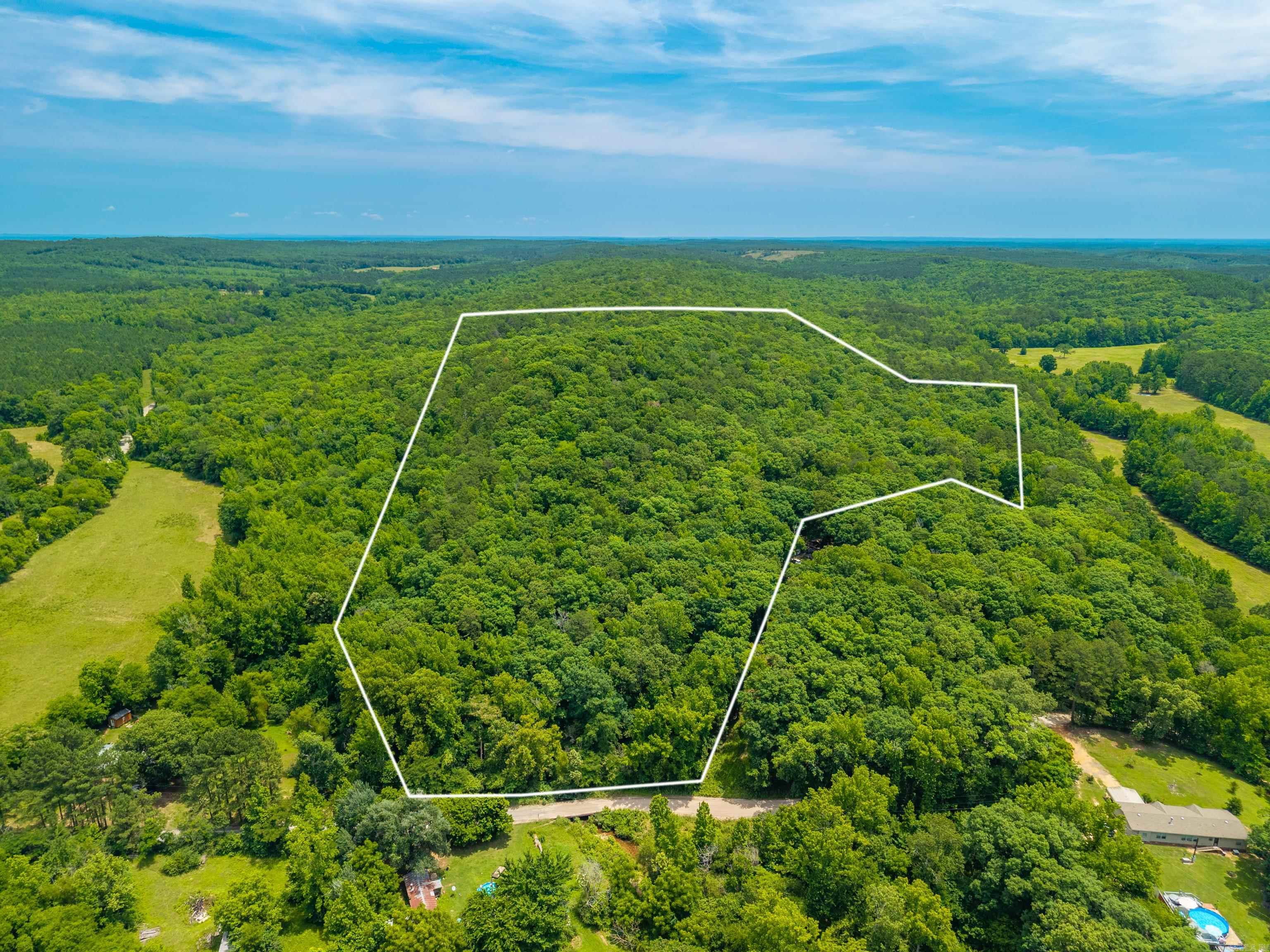 29 Acres Ready for You in Magnet Cove, Arkansas Discover 29 beautiful acres in the Magnet Cove Community. Whether you're looking to build your dream home,  farm, enjoy hunting and recreation, or invest in land, this property offers plenty of space and possibilities.  29 acres of land Peaceful rural setting Room for a home, shop, livestock, or outdoor recreation Convenient access to nearby Hot Springs and surrounding areas Located in the heart of Arkansas's natural beauty