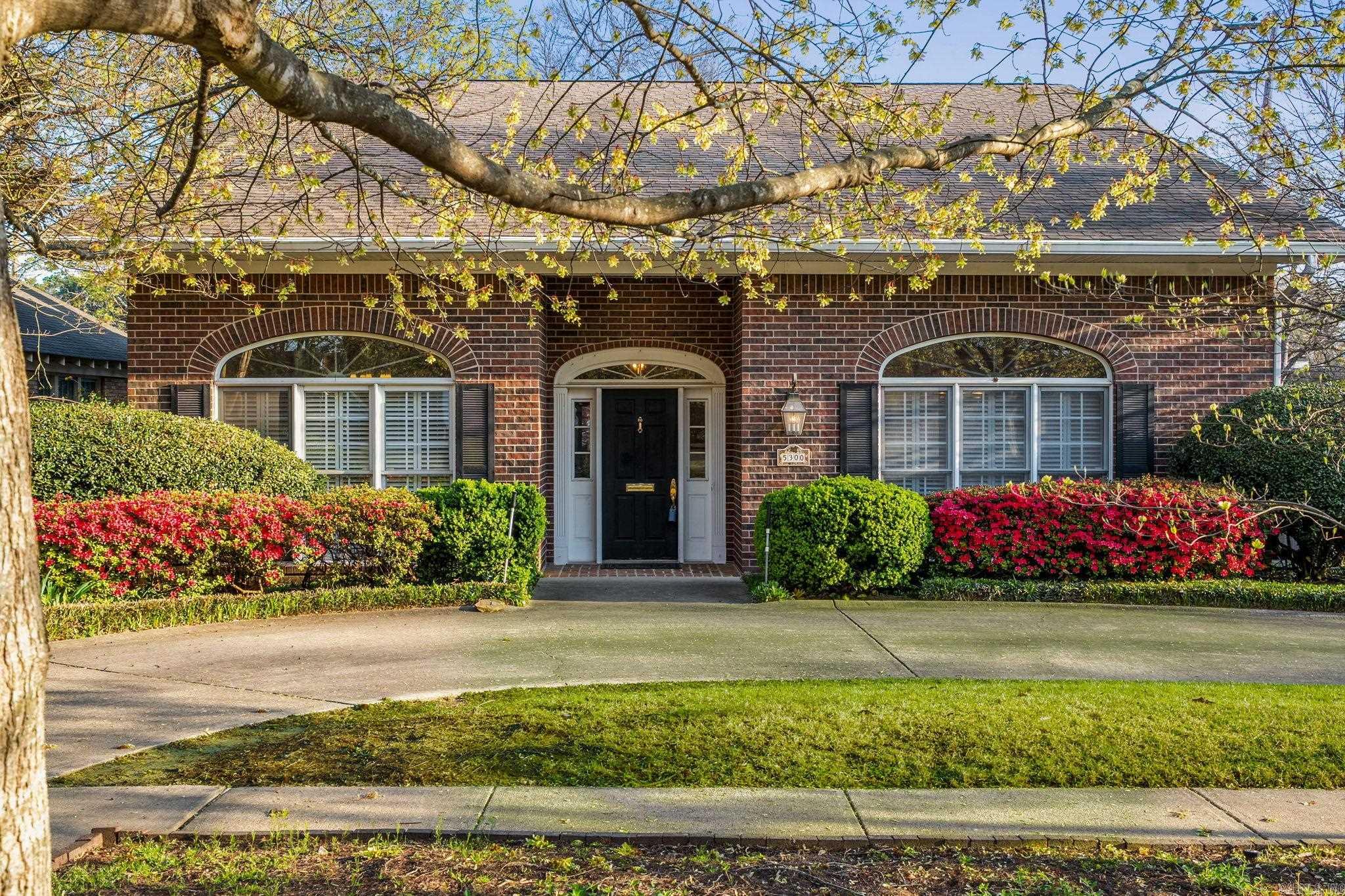 Beautiful home in the heart of the Heights. Fabulous setting for family living and entertaining. Built in 1995 this home has a wonderful floor plan for easy living with the spacious primary on the main level. Inviting entry adjacent elegant, formal banquet dining room. Wonderful kitchen with breakfast area.  Large family room with fireplace and access to fabulous screened terrace.  Upstairs: two guest bedroom with two baths and large office which could serve as 4th bedroom. Excellent storage through out. Oversized two car garage and work/hobby room. Truly exceptional home easy walking distance to Heights shopping and restaurants!