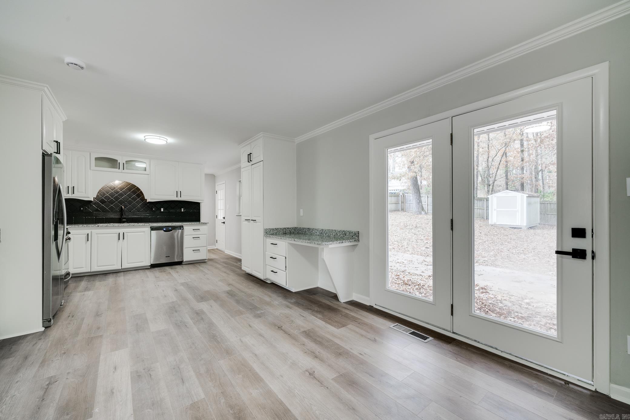 BEAUTIFUL LAKEVIEW - Residential