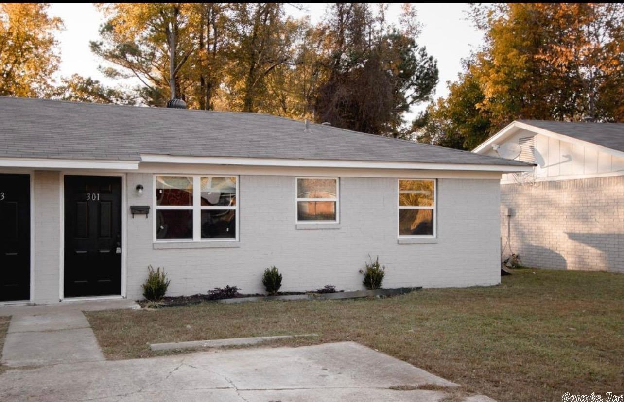 Remodeled 2 bedroom 1 bath duplex. Large living area and kitchen area.