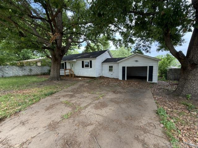 Great 3 bed 2 bath home in the heart of Jacksonville. This home would be ideal for first time home buyer or if you looking to add a rental to your portfolio. Don't miss this one! All hard flooring, no carpet! So much character to offer here. This one is ready for it's new owner. Call today! See Agent Remarks for showing.