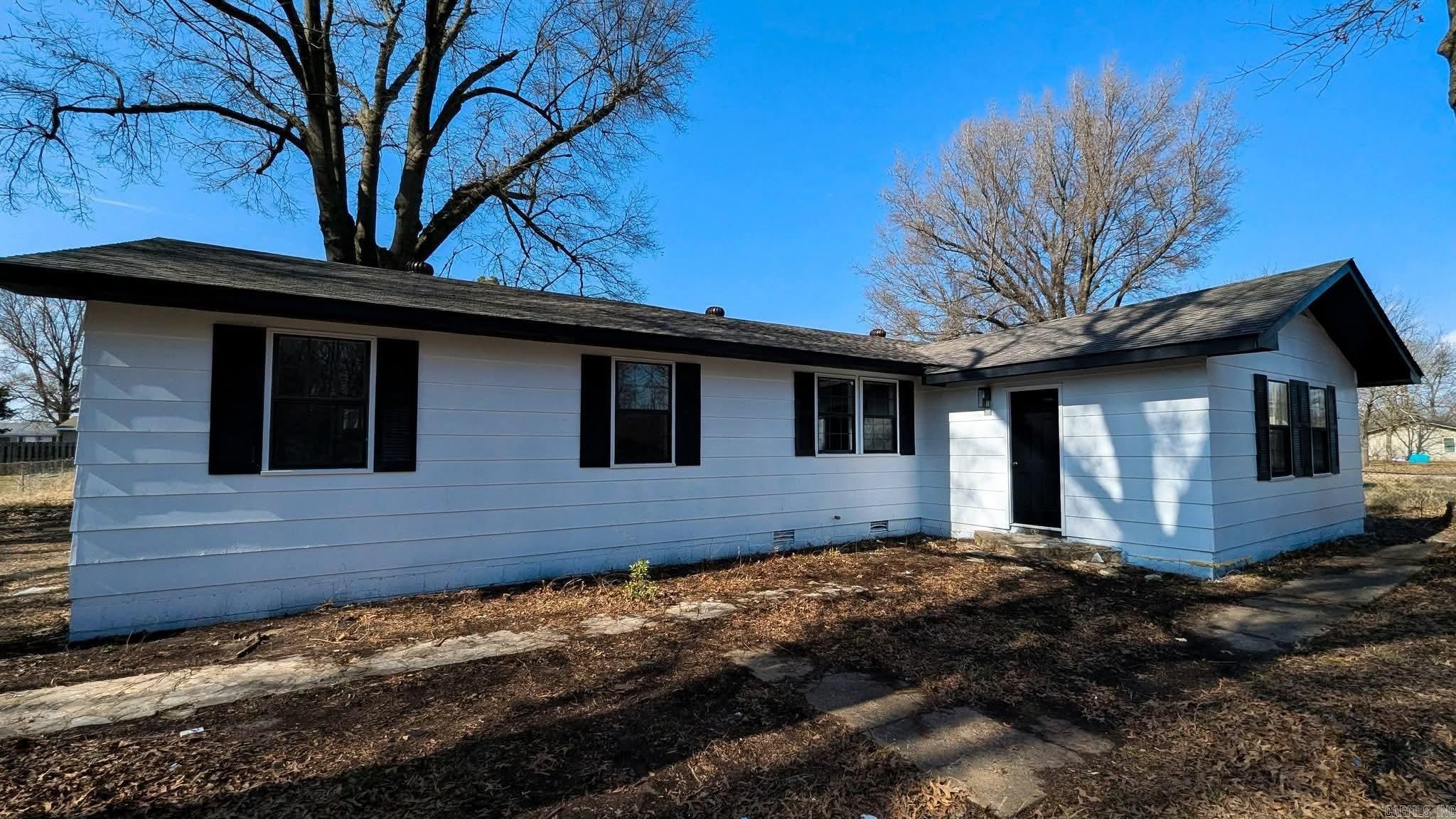 Spacious 4 bedroom, 2 full bath home offering over 1,600 sq ft?± of comfortable living space in the heart of Hoxie. This all-electric property features a functional layout, generous bedroom sizes, and a fully fenced yard ideal for outdoor enjoyment. A 20x30 shop with electric provides excellent storage or workspace options. This one is a must-see for anyone looking for space, convenience, and amenities.