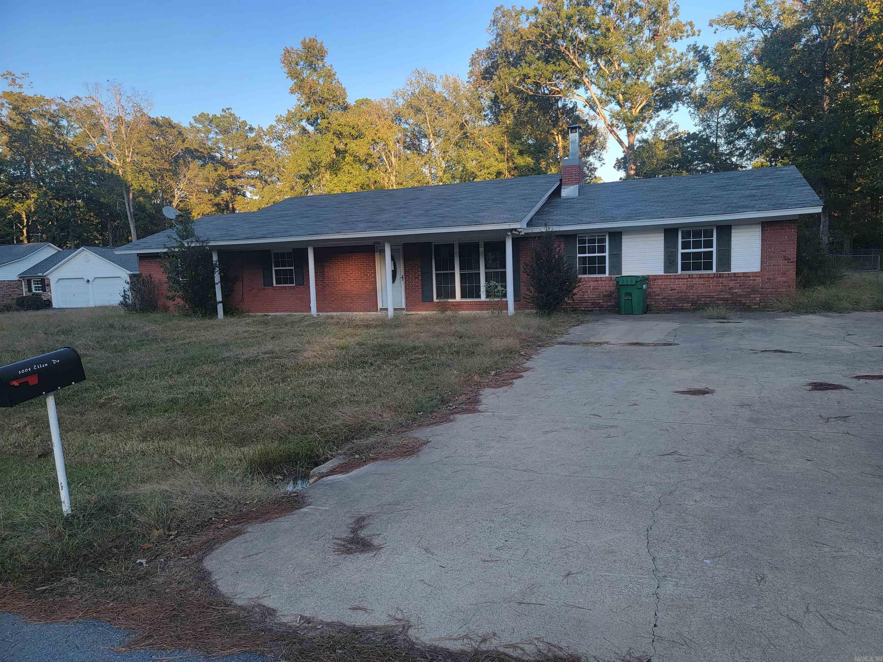This is a very good home in a great neighborhood. This charming house would make someone a great starter ho$4me or investment property. Could use a little tlc