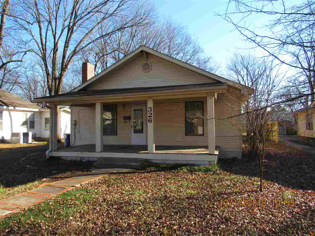 Large bedrooms, new carpet & paint throughout, all kitchen appliances including refrigerator, washer & dryer hook-ups, formal dining room, central HVAC. Close to downtown.