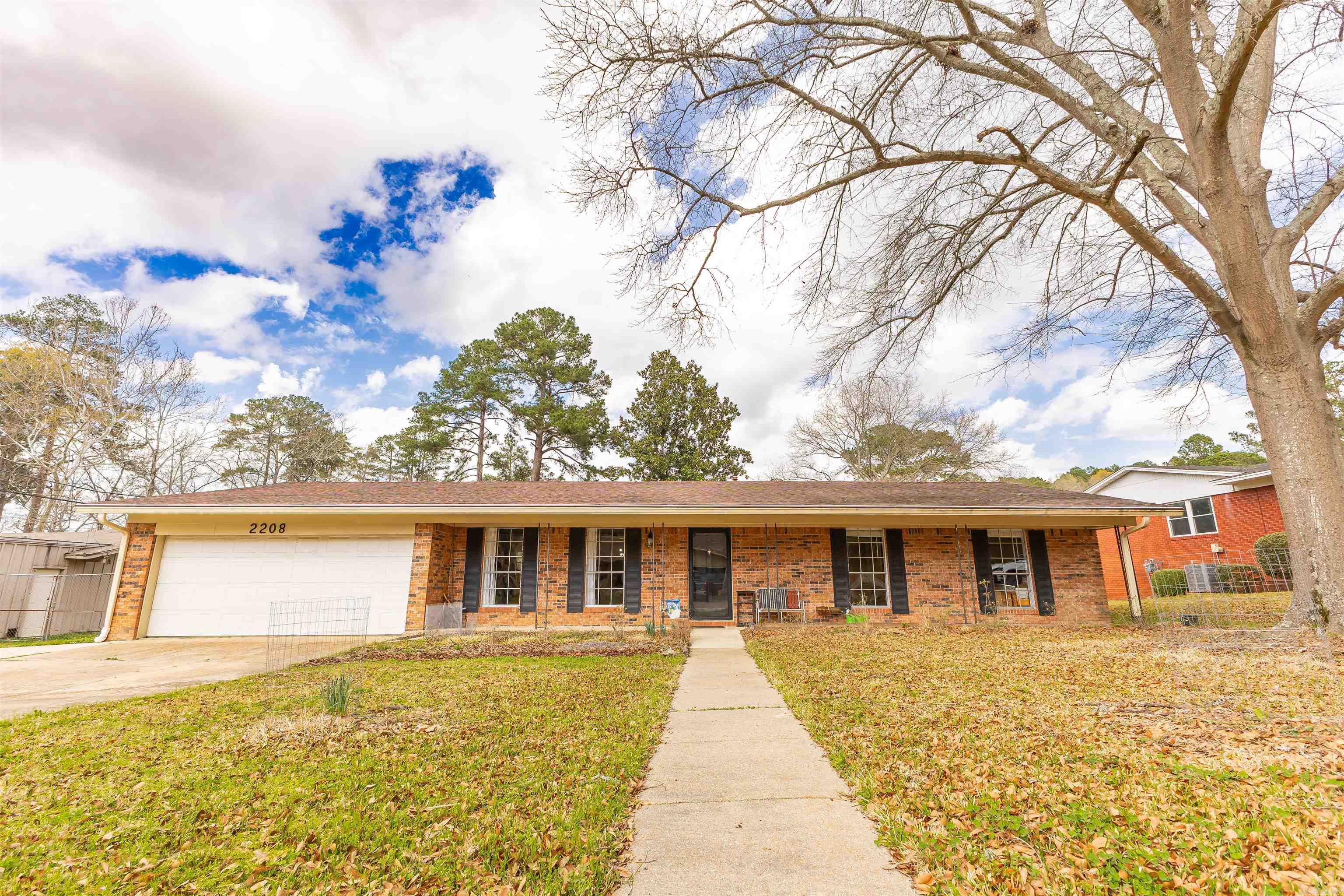 New listing in West Lakes Subdivision. Luxurious 3 bedroom, 2 bathroom residence. Discover serenity inside city boundaries. Visualize breakfast in the sunroom surrounded by West Lakes natural beauty.