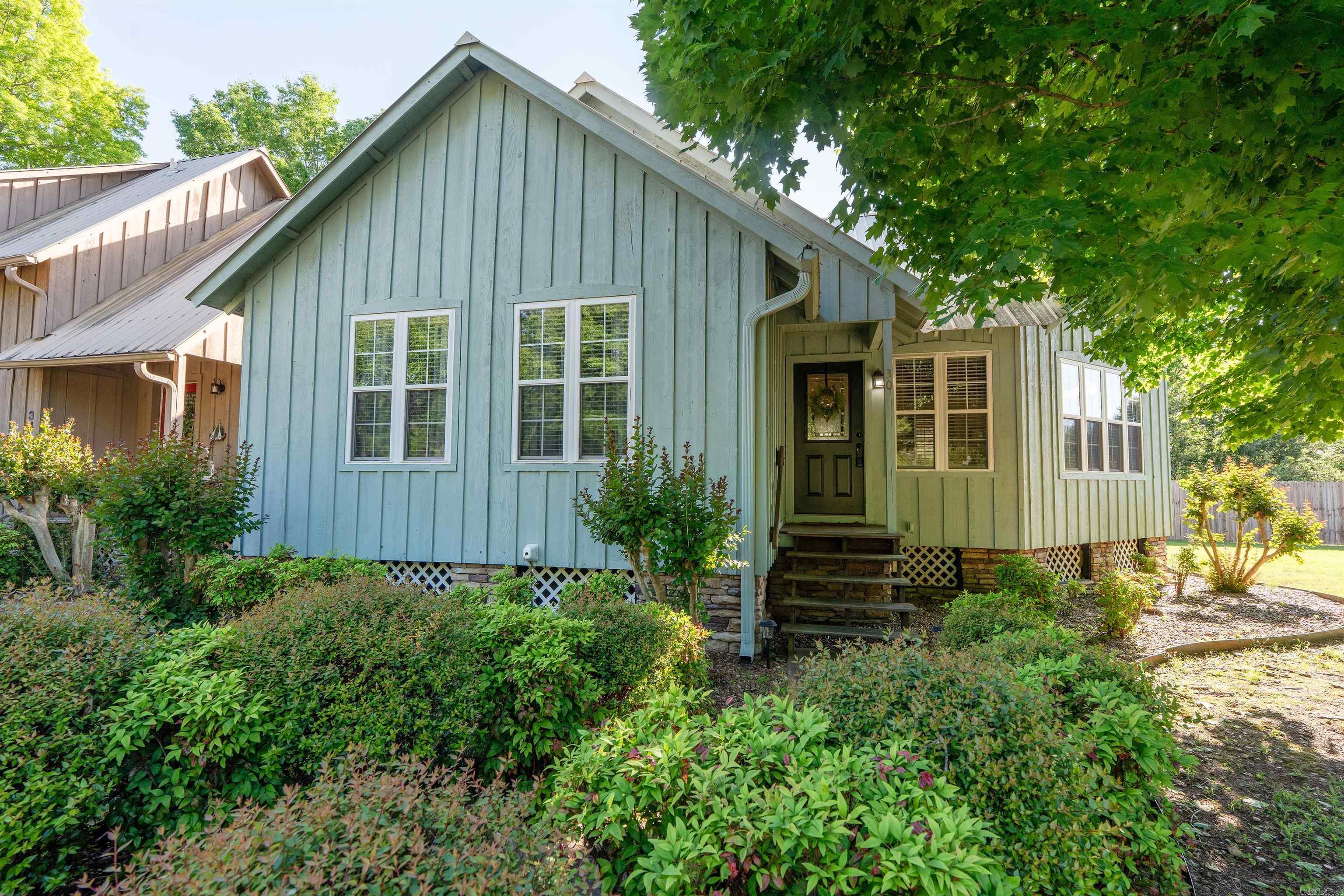 River access retreat in The Settlement! Move-in ready 2BR/2BA cottage with one-level living, open kitchen/dining/living, and a bonus office/study. Metal roof, level lot, paved road, and two-car parking pads. Steps to the Little Red River — trout fishing, kayaking, and boating right out your door. Excellent full-time home, weekend getaway, or short-term rental opportunity.