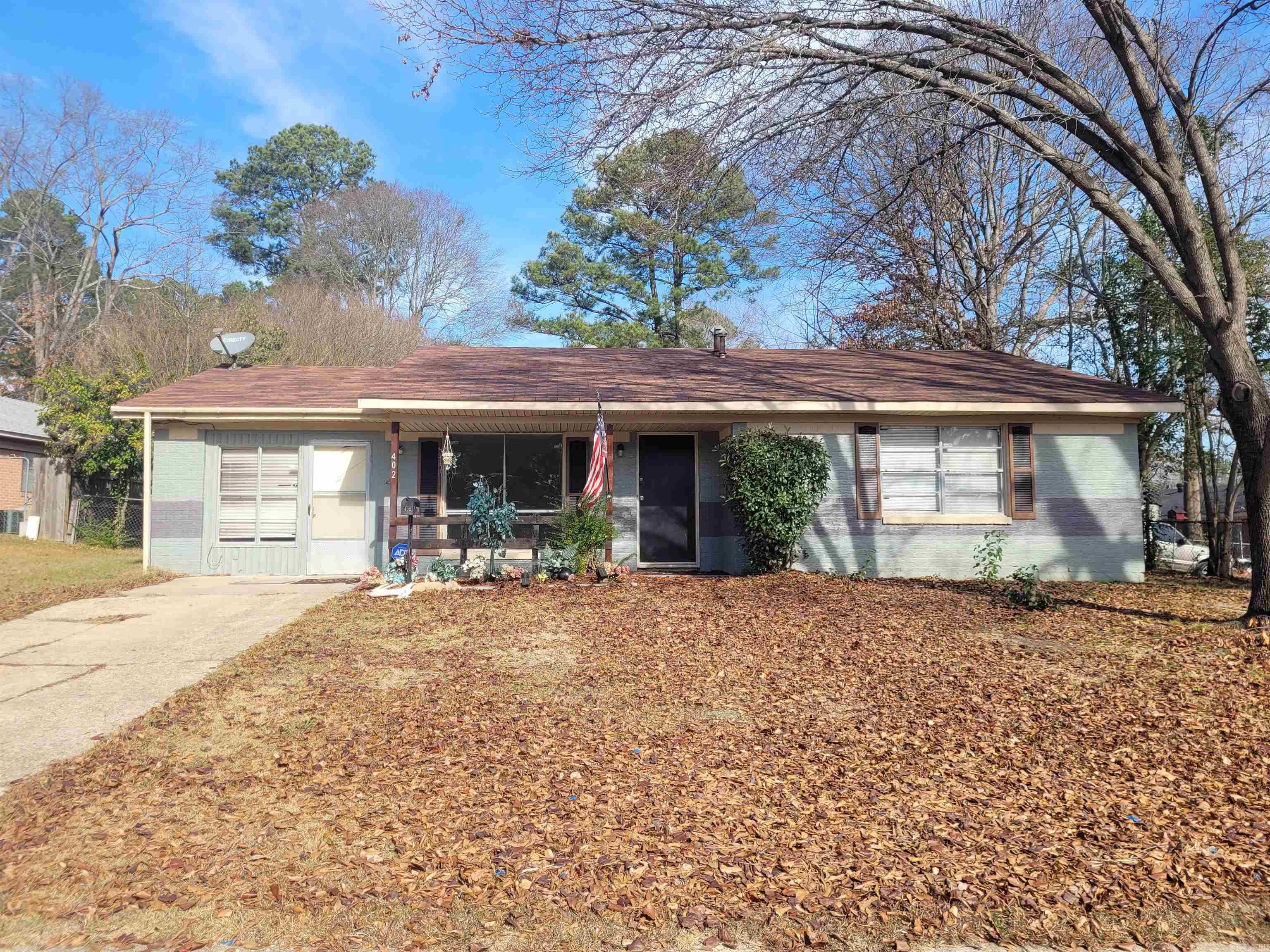 This lot boast of a three-bedroom, two bath residence, encompassing a total living space of 1391 square feet. It offers room to realize your ideal lifestyle.