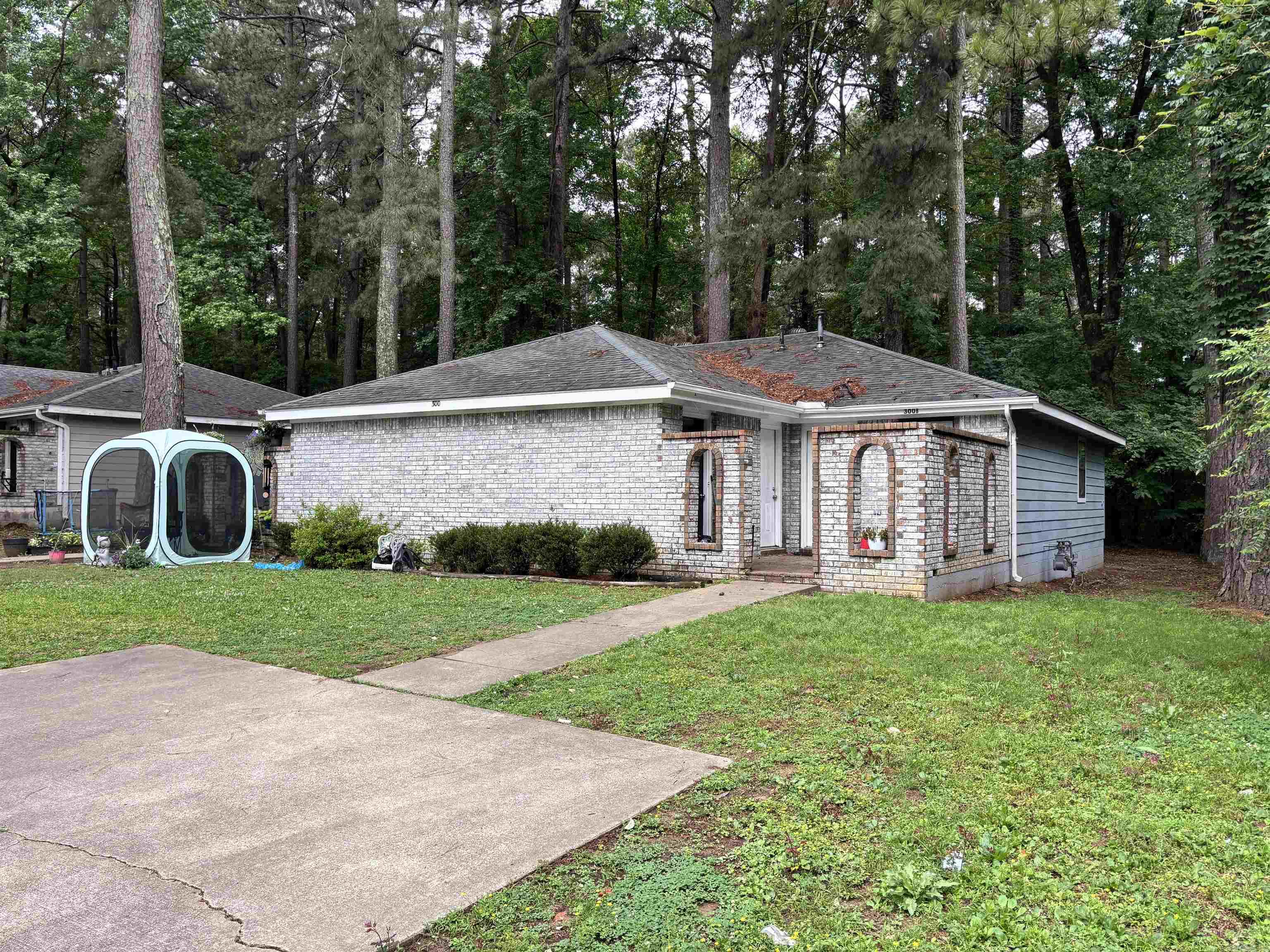 2bd/1ba duplex in Jacksonville. Please text first listing agent for setting up a showing. Property is tenant occupied so requires 24-hour notice for showings. Agents see remarks! Lease in place. Monday-Friday showings 8:30 to 5:30 only. Any offer needs to have the following verbiage included "buyer is aware there is a lease in place and agree to the lease terms".