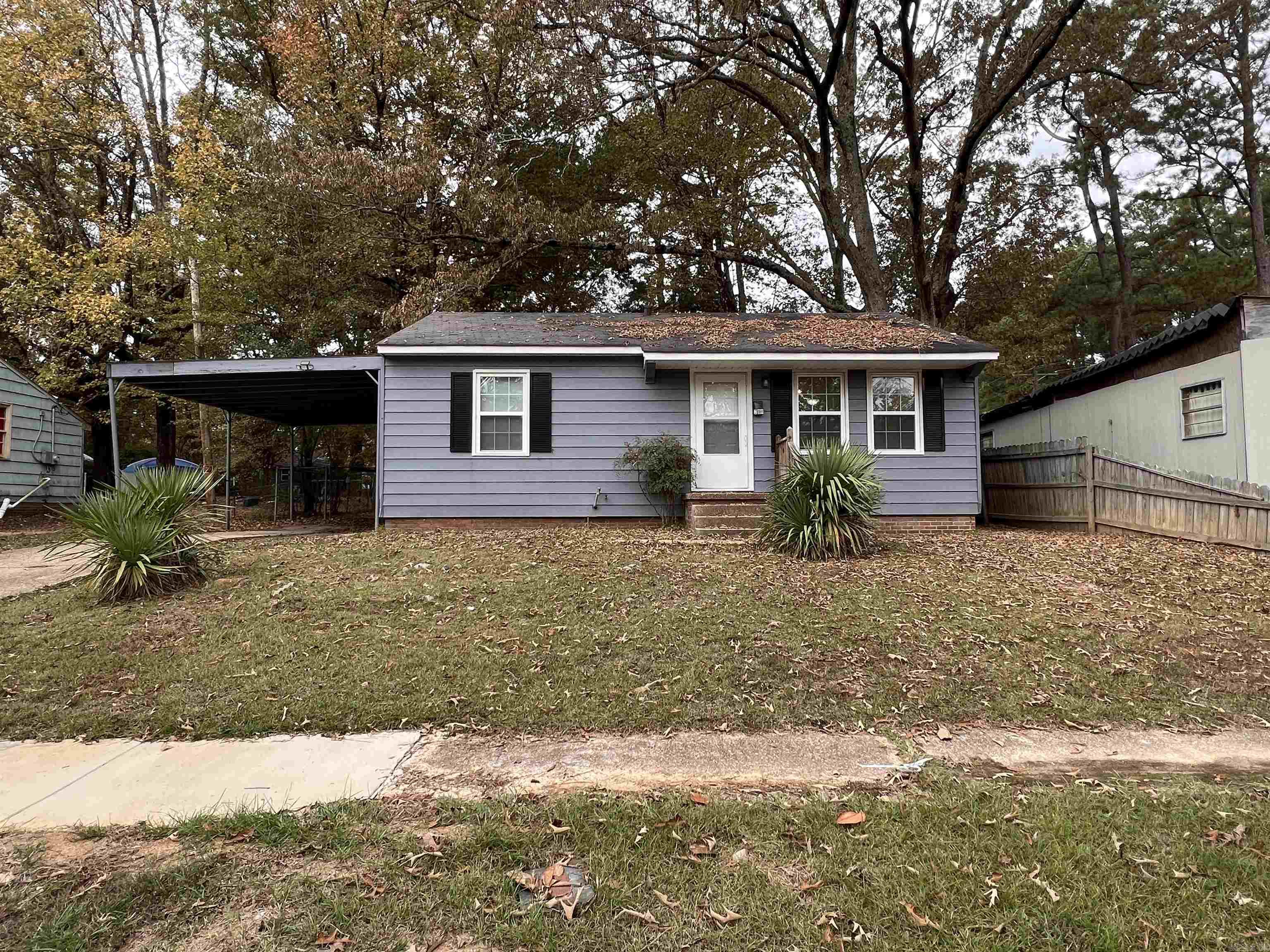Looking for a great starter home? With lots of updates and upgrades you’ll be set to move right in. This home has lots of storage and spacious rooms throughout. Don’t miss the covered parking and backyard!