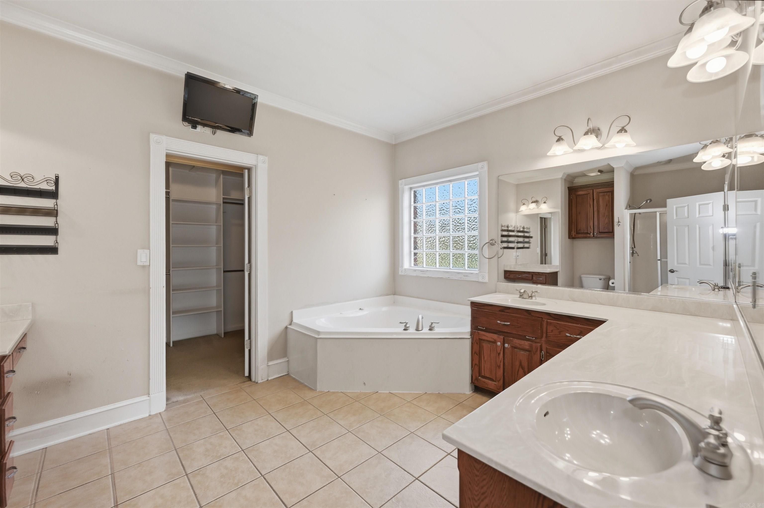 LONGHILLS VILLAGE - Residential
