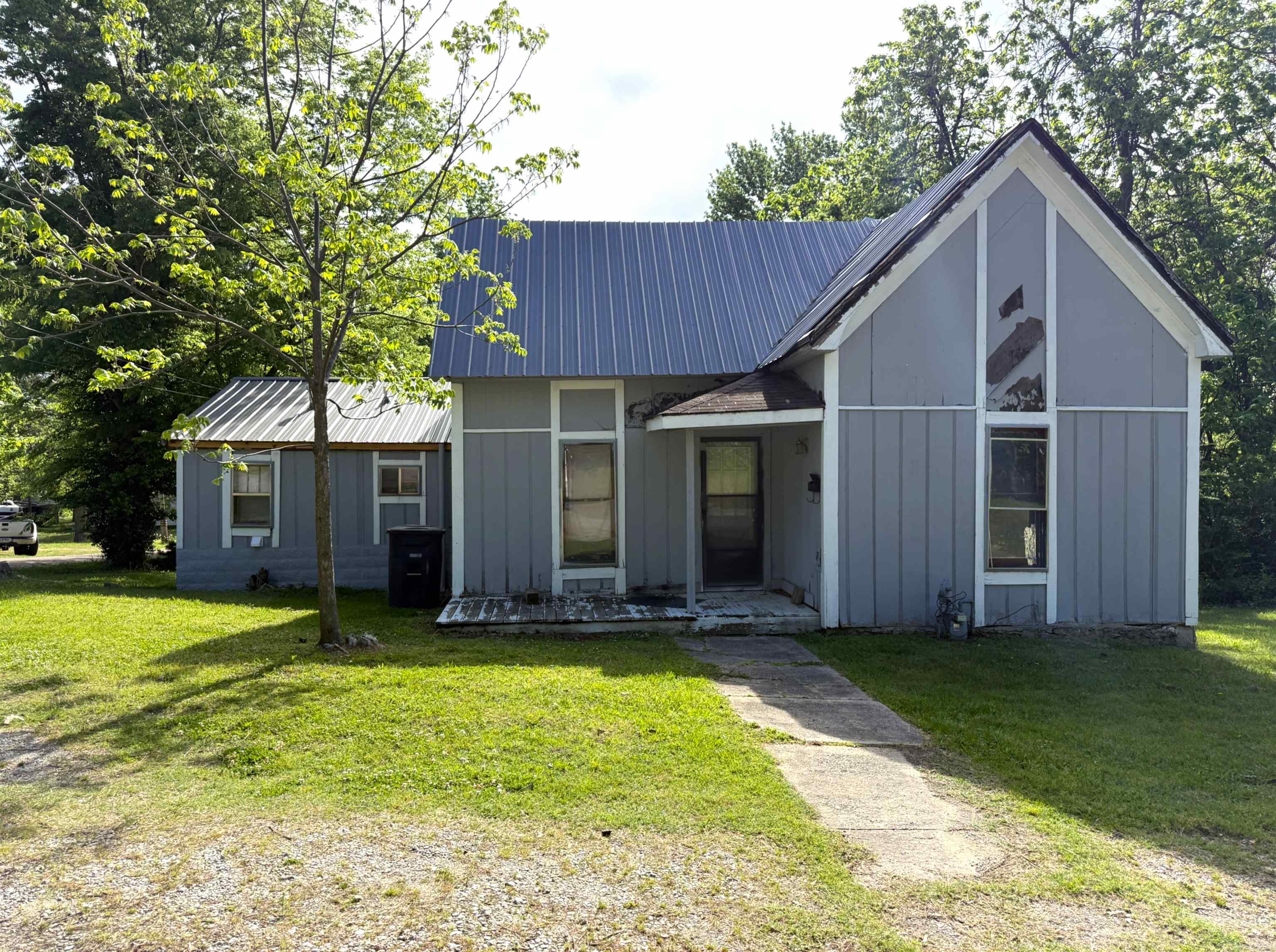 Located at 585 N. Royal Ave in Piggott, AR, this 2-bedroom, 1-bath home offers 938 square feet on a 0.18-acre lot. This property has already been partially gutted, with some repairs completed, making it a great head start for your next renovation project. Perfect for investors or buyers looking to customize a home to their own style, you can step in and finish it to your vision. Don’t miss your chance to turn this property into a profitable investment or a cozy home!