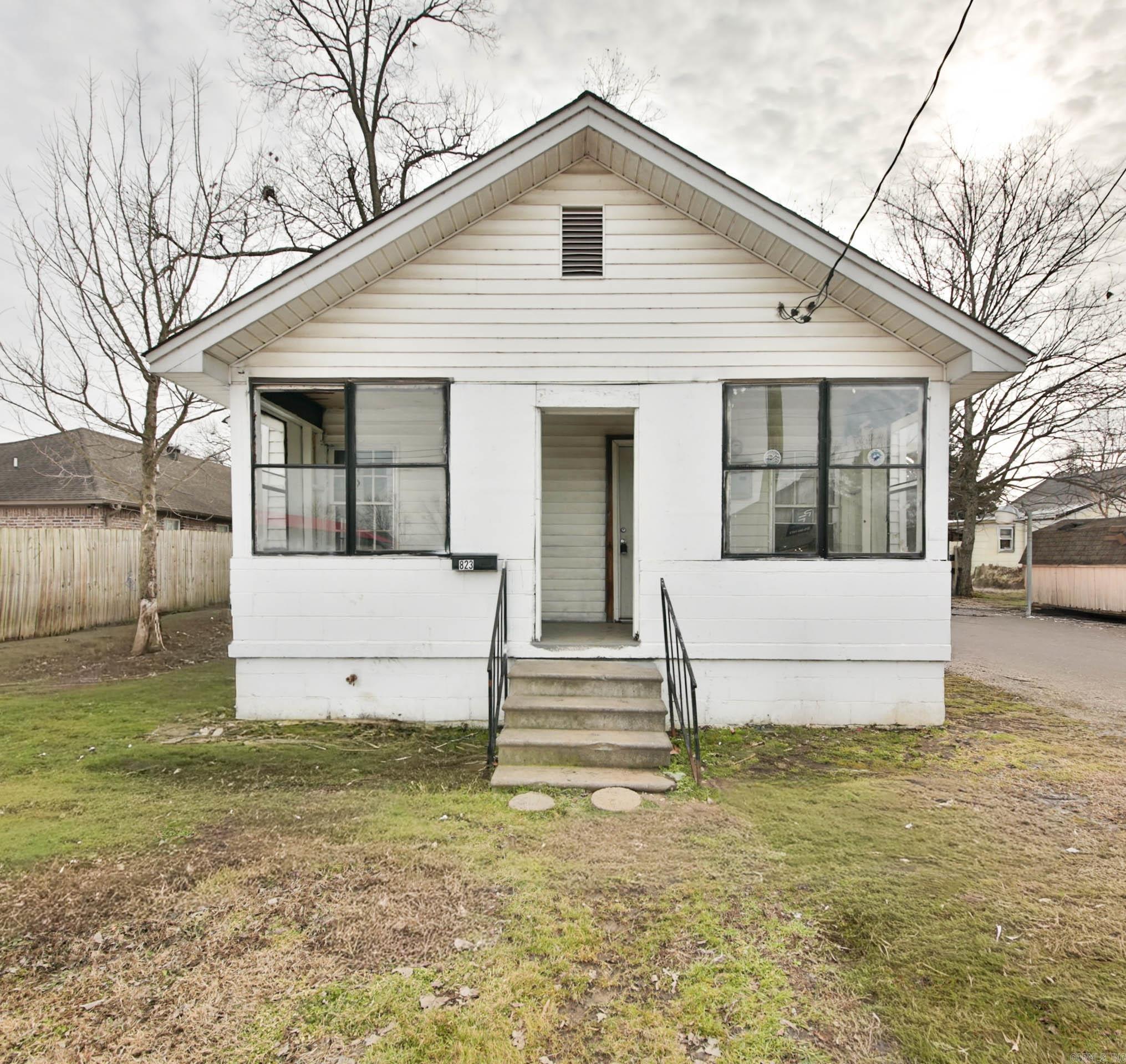 Welcome to Market 823 Burke Ave in Jonesboro, AR. This charming single-family Craftsman-style home is located in the Jonesboro School District. This 2-bedroom, 1-bath property offers a spacious living room, durable laminate flooring, and fresh paint throughout. Enjoy relaxing on the large front porch and appreciate the convenience of a highly accessible location. Major updates include a new roof in 2024 and a new water heater in 2025. The home does need a new AC system, making it a great opportunity for buyers to add value. Offering 1,020 sq ft of comfortable living space. Call today to schedule your showing.