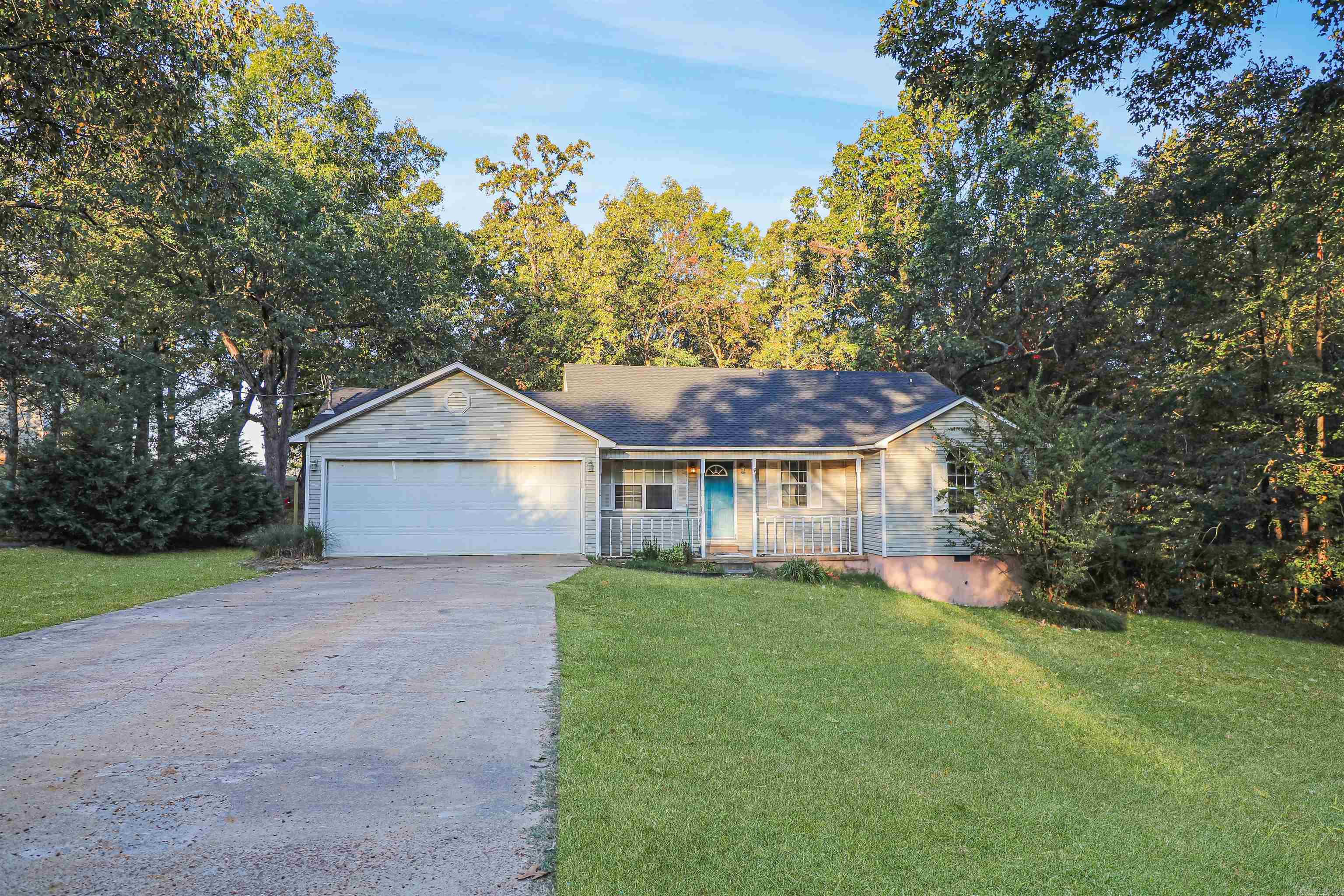 This is an amazing opportunity to have a home in Valley View that sits on an acre for a great price! 3 beds, 2 baths and a great floor plan, with a little TLC this will make the perfect home!